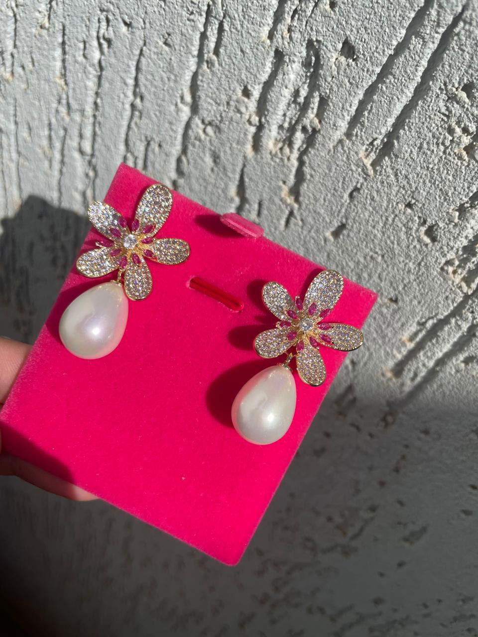 Brinco Flor com Zircônia Cristal e Pink e Pérola Shell em Banho de Ouro