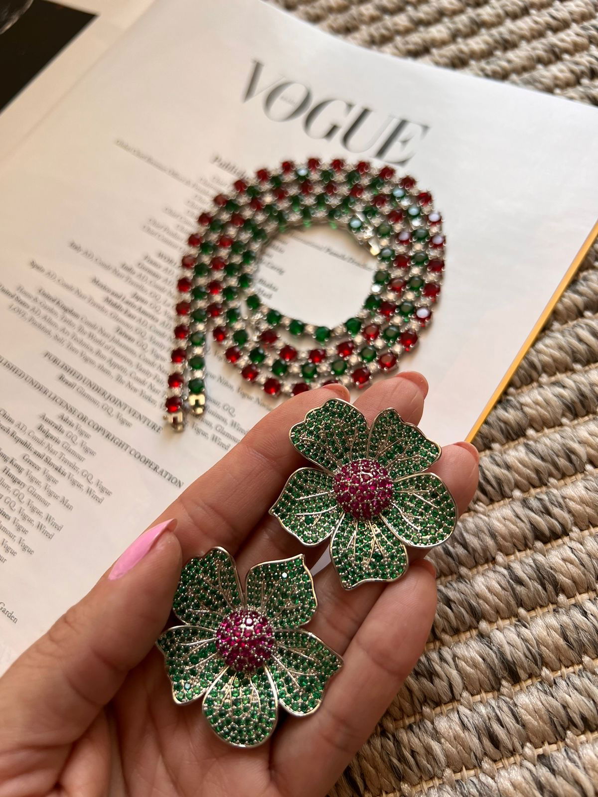 Brinco Flor Grande com Zircônia Cristal e Pink em Banho de Ródio