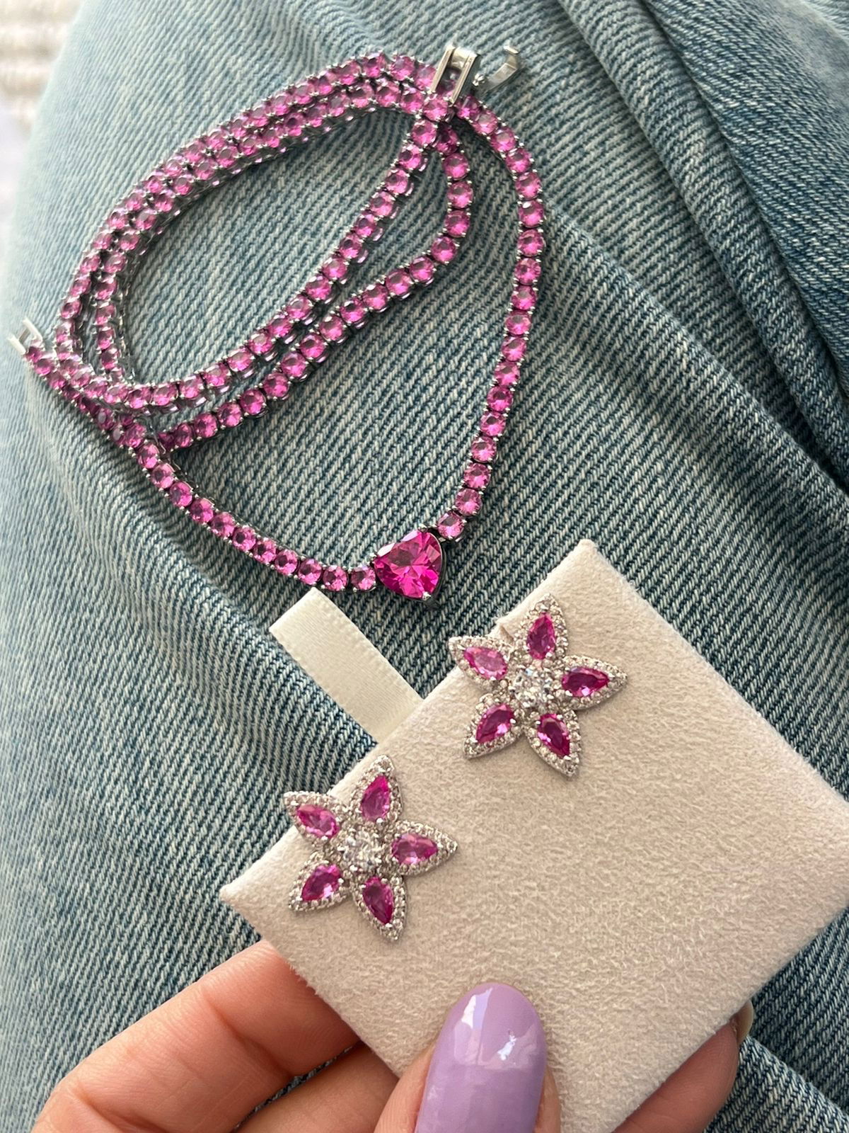 Brinco Flor com Zircônia Cristal e Pink em Banho de Ródio Branco