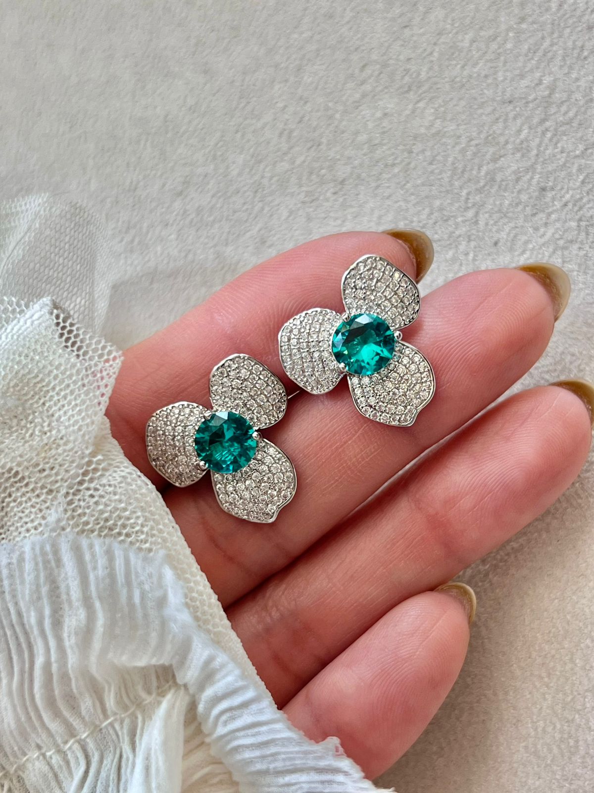 Brinco Flor com Zircônia Cristal e Turmalina em Banho de Ródio Branco