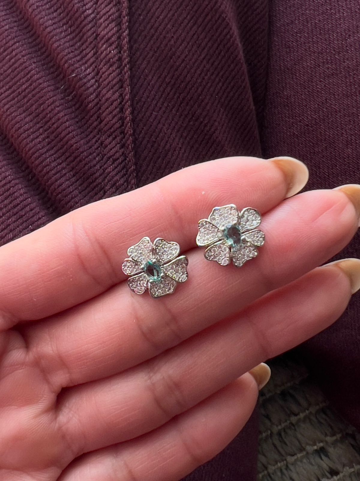 Brinco Flor com Zircônia Cristal e Turmalina em Banho de Ródio Branco