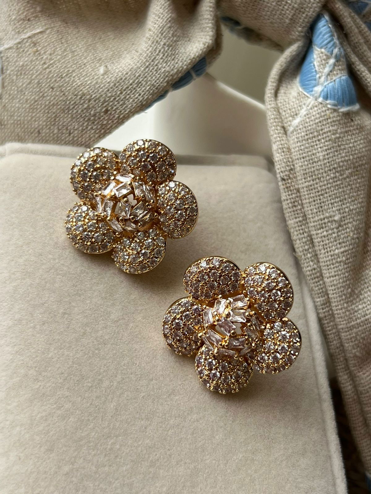 Brinco Flor com Zircônia Cristal em Banho de Ouro