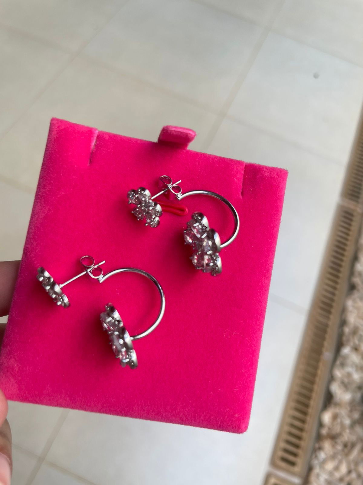 Brinco Flor com Zircônia Cristal em Banho de Ródio Branco