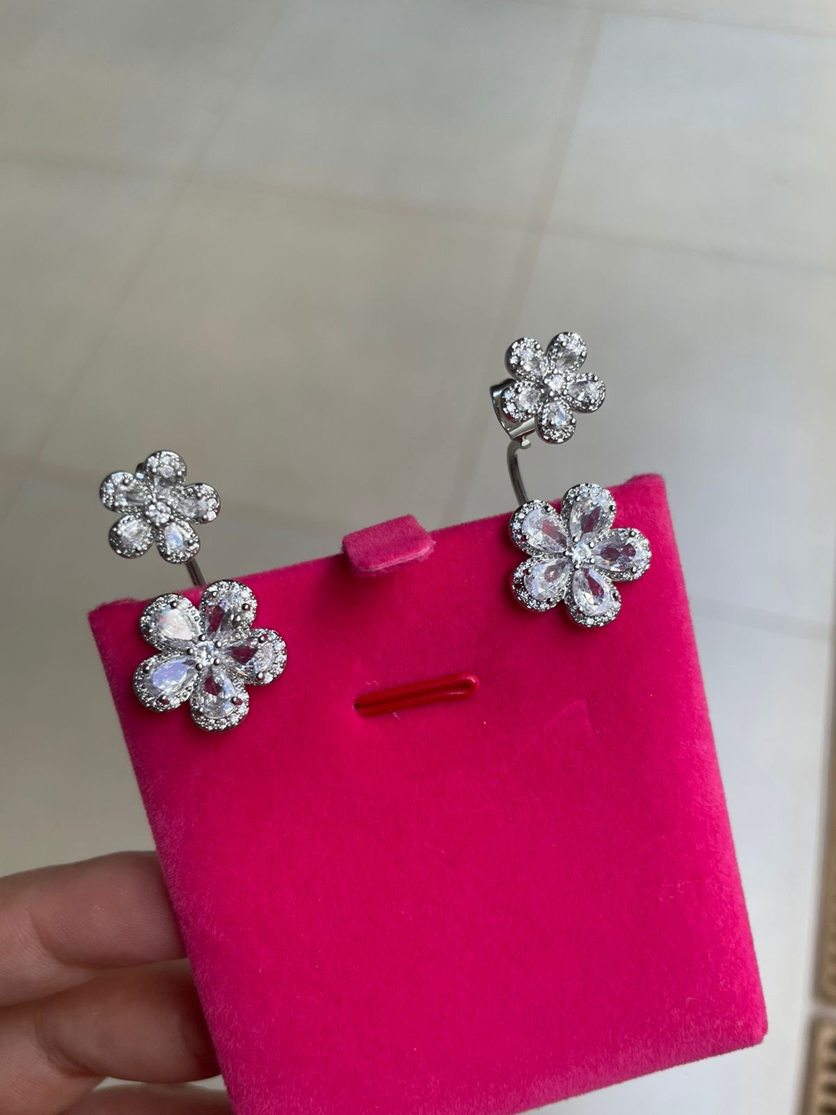 Brinco Flor com Zircônia Cristal em Banho de Ródio Branco