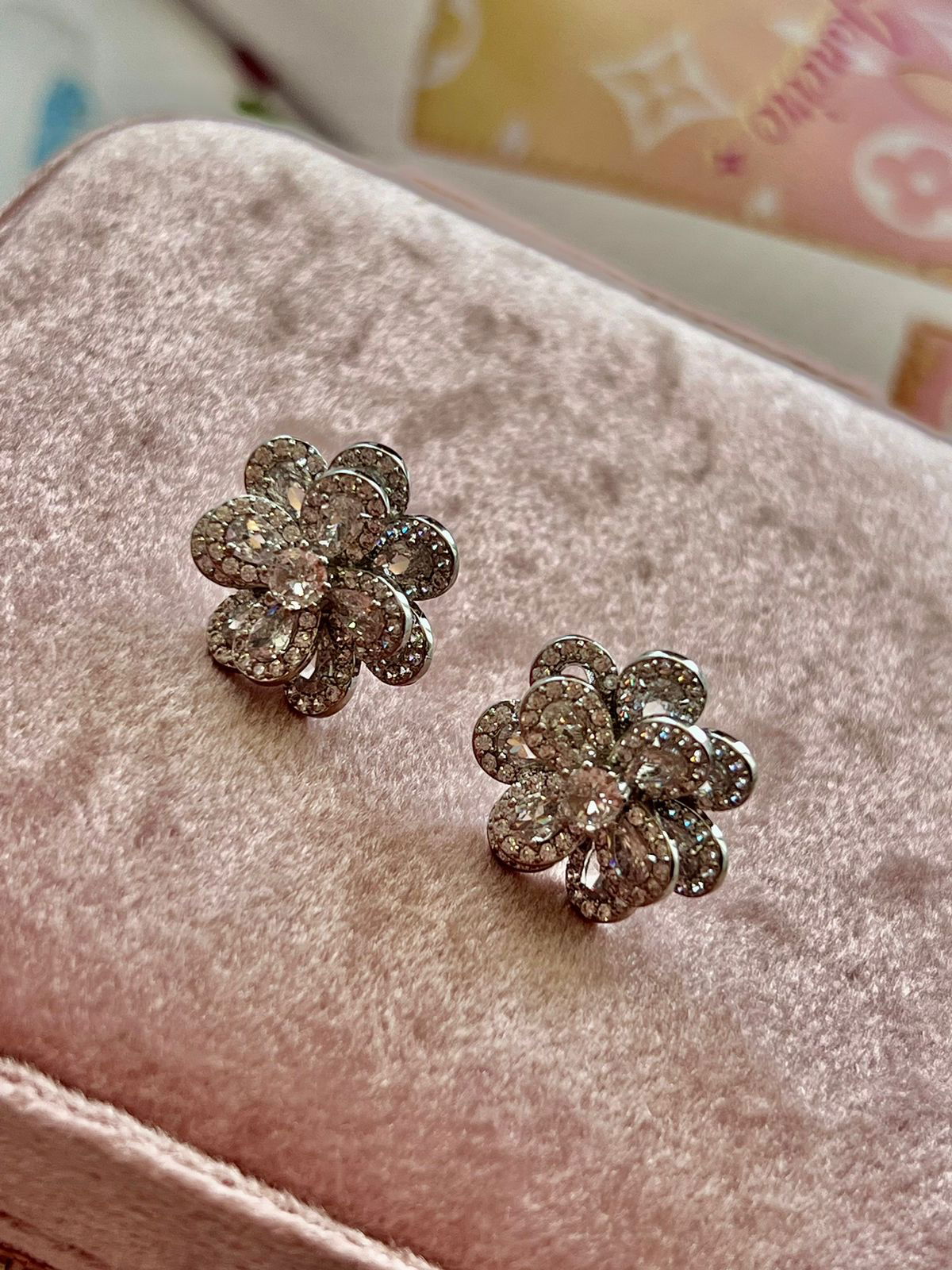 Brinco Flor com Zircônia Cristal em Banho de Ródio Branco