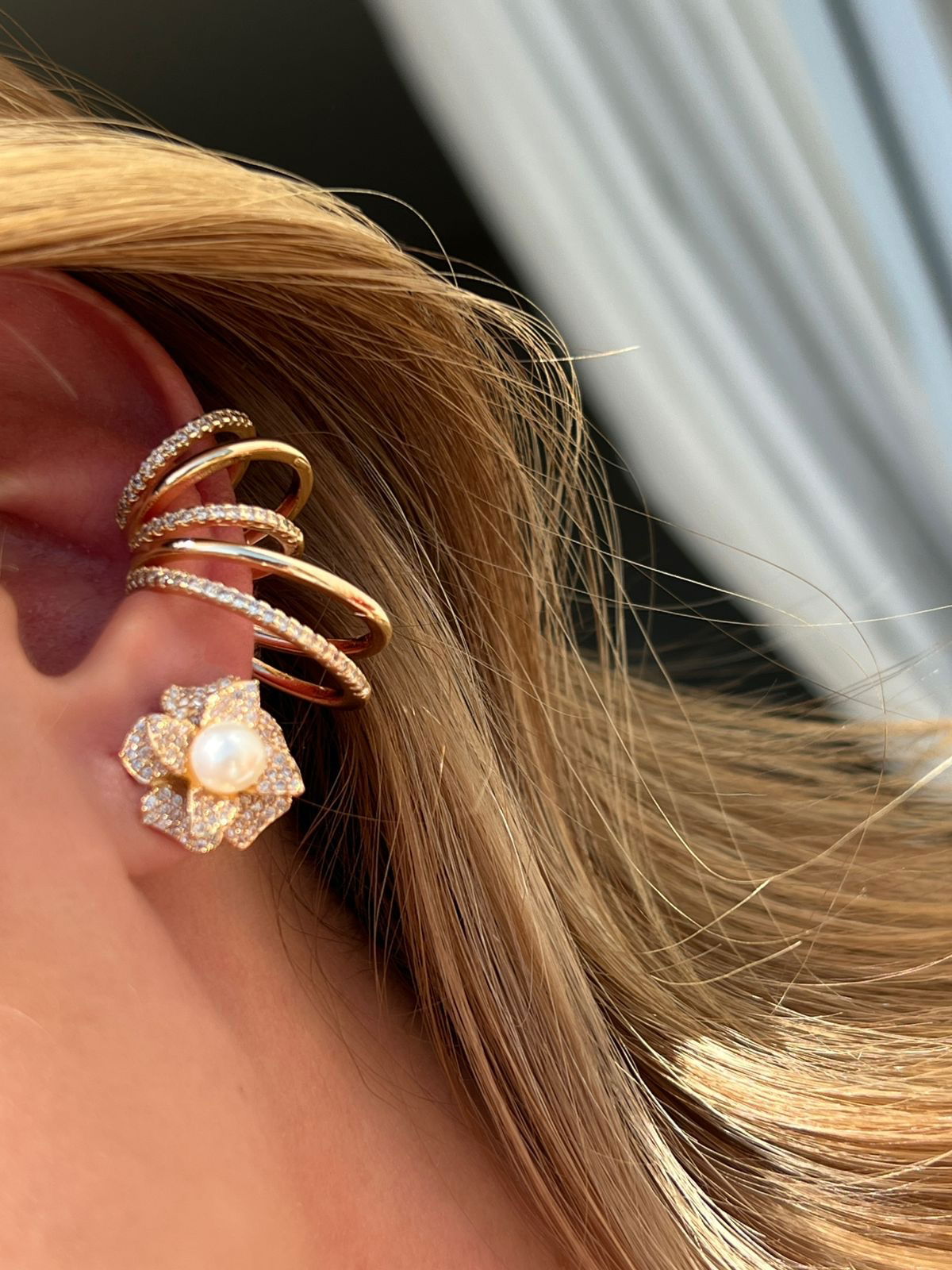 Brinco Flor com Zircônia e Pérola em Banho de Ouro