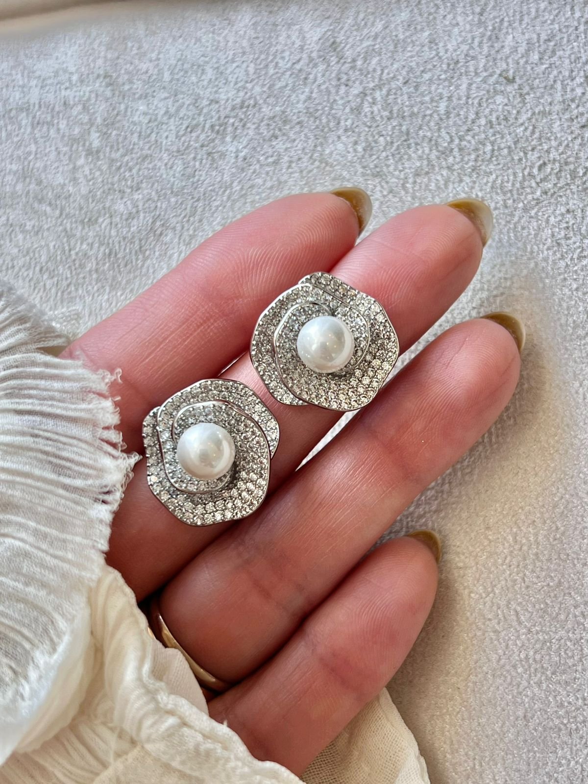 Brinco Flor com Zircônia e Pérola em Banho de Ródio Branco