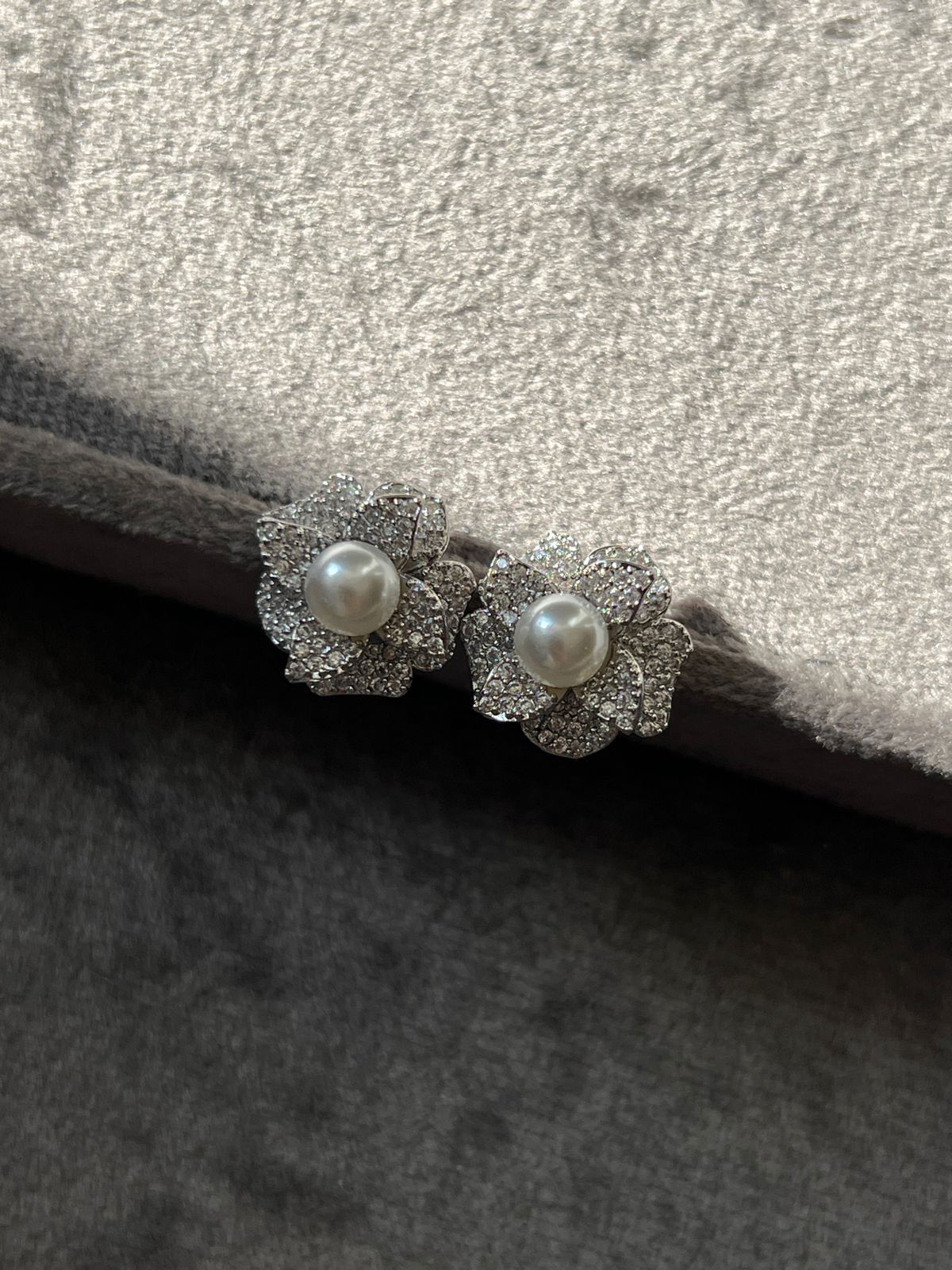 Brinco Flor com Zircônia e Pérola em Banho de Ródio Branco