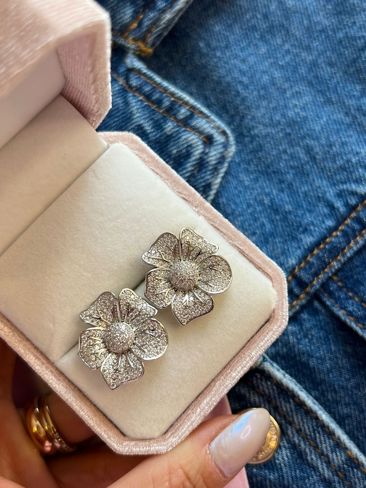 Brinco Flor com Zircônia em Banho de Ródio Branco