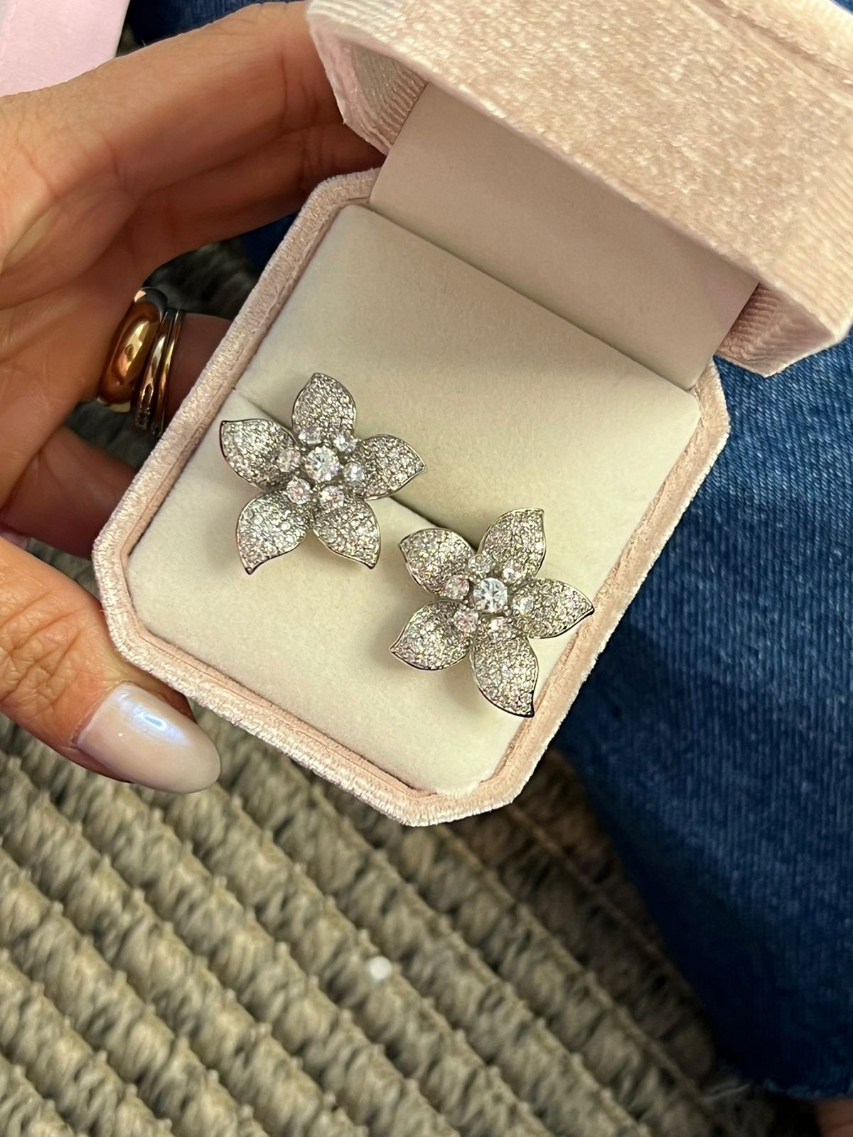 Brinco Flor com Zircônia em Banho de Ródio Branco