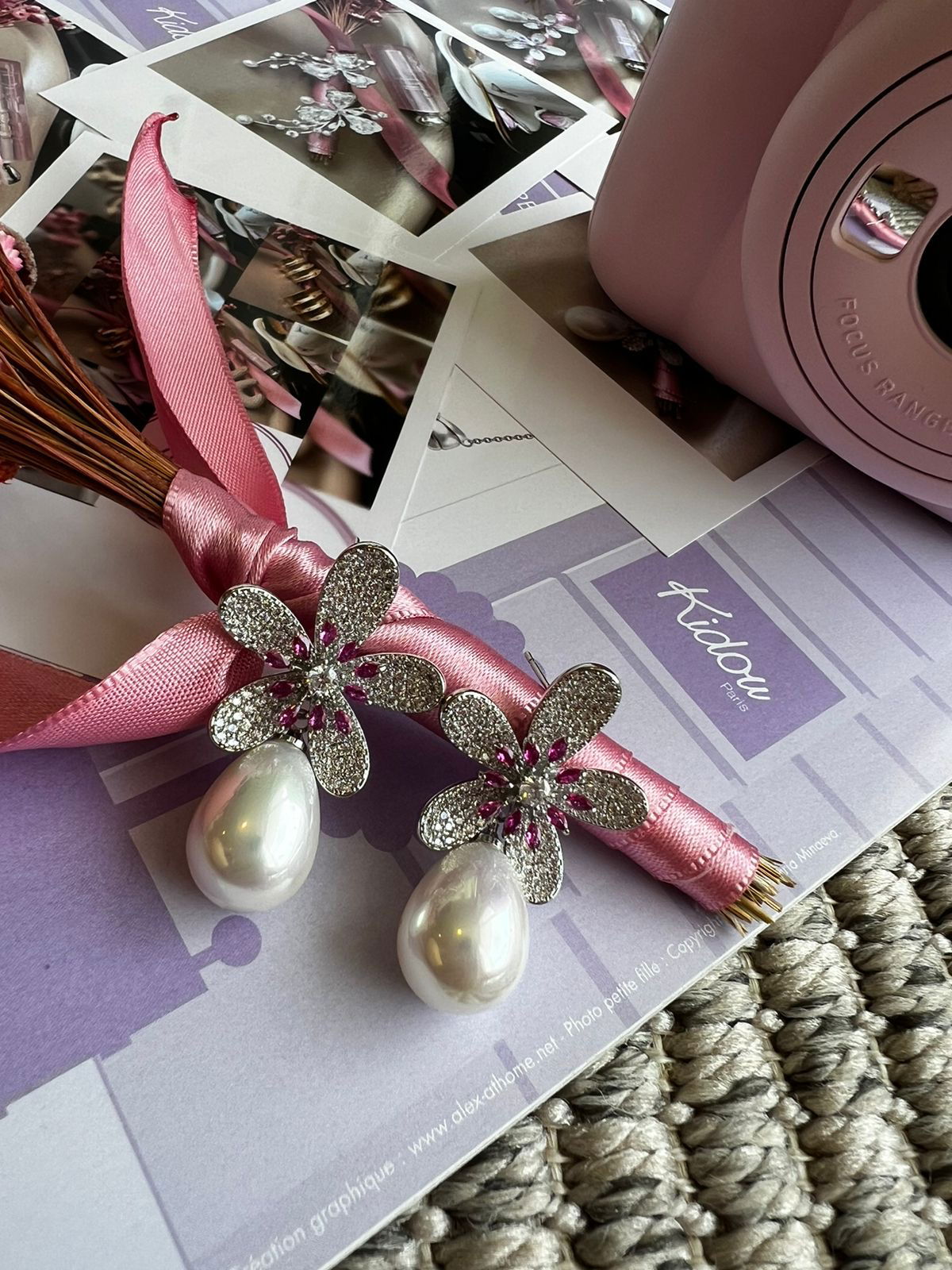 Brinco Flor com Zircônia Pink e Pérola Shell em Banho de Ródio Branco