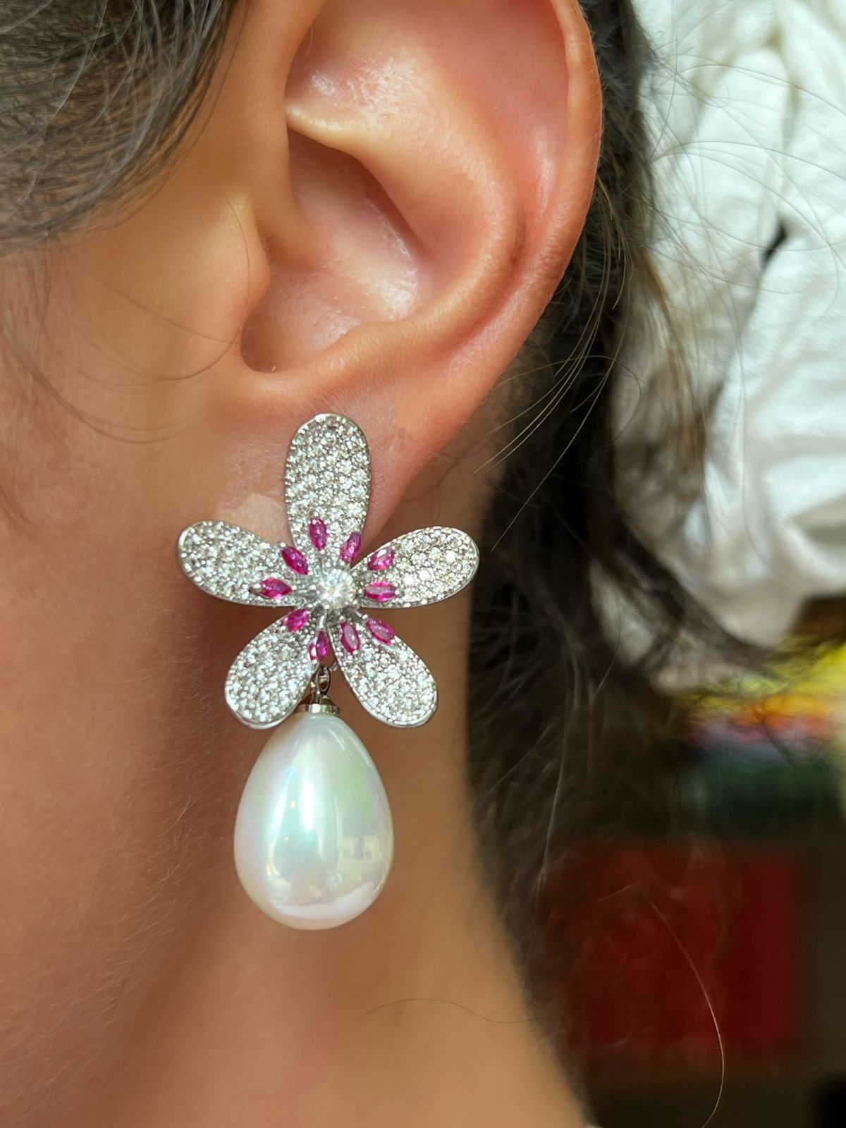 Brinco Flor com Zircônia Pink e Pérola Shell em Banho de Ródio Branco