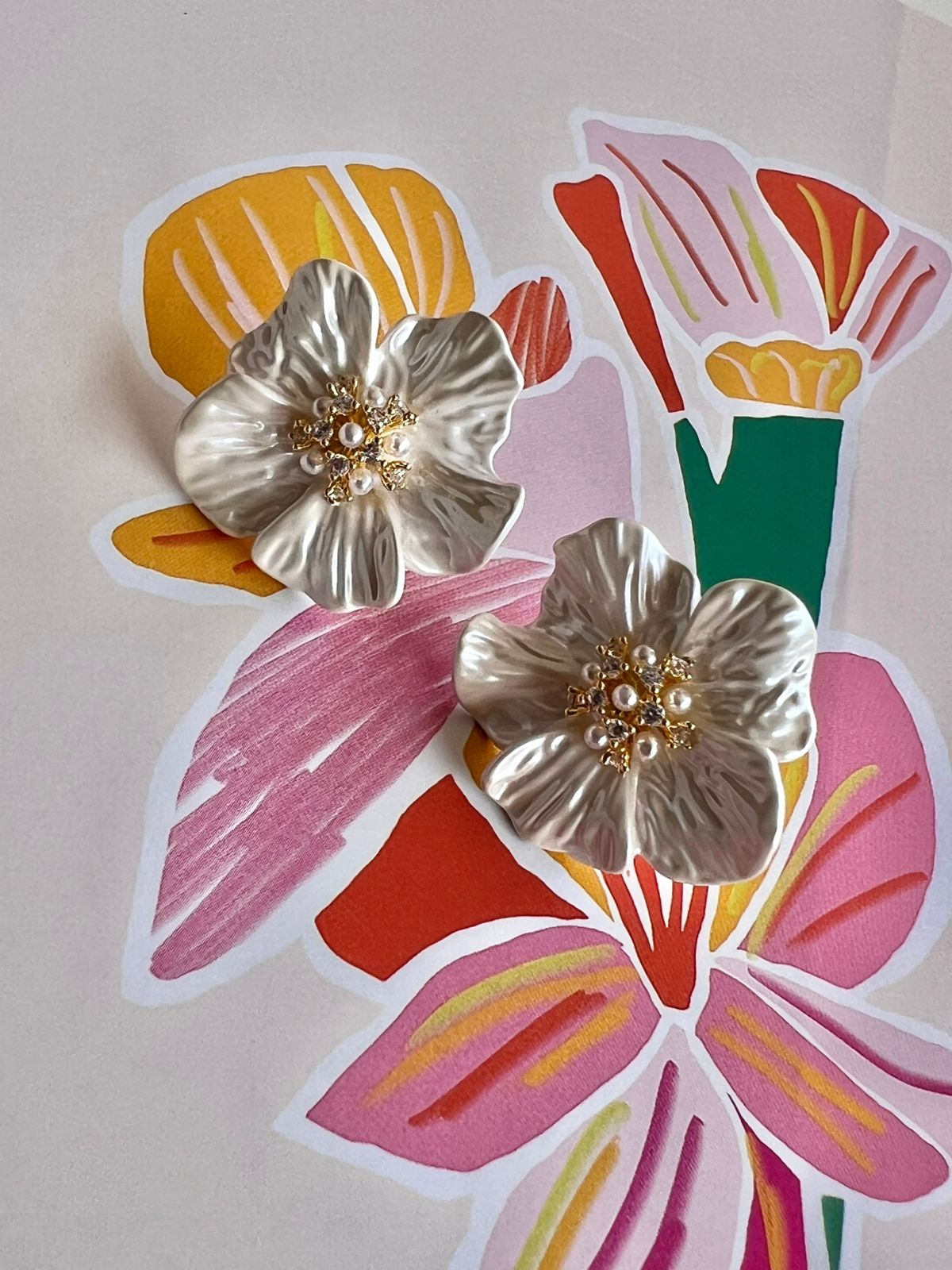 Brinco Flor Esmaltada com Zircônia Cristal em Banho de Ouro