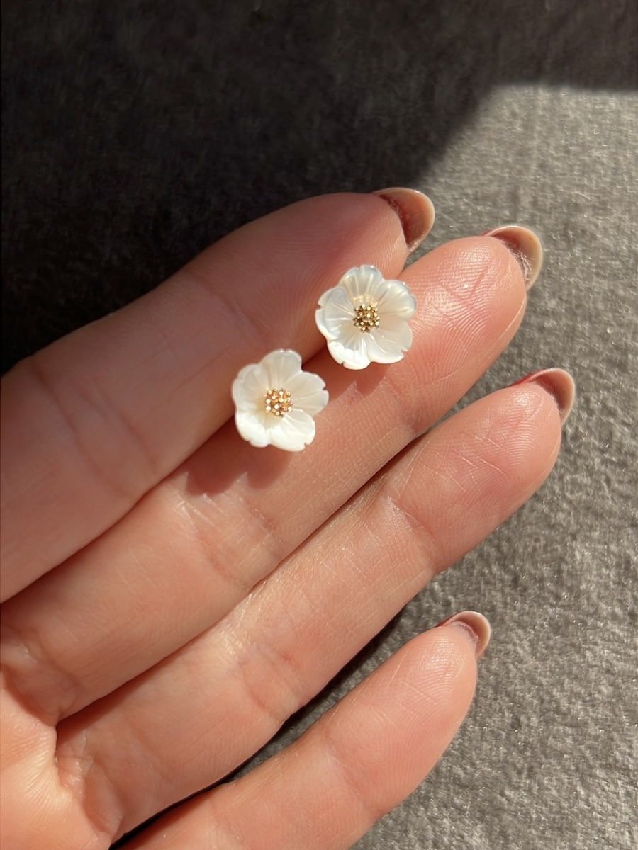 Brinco Flor Madrepérola em Banho de Ouro