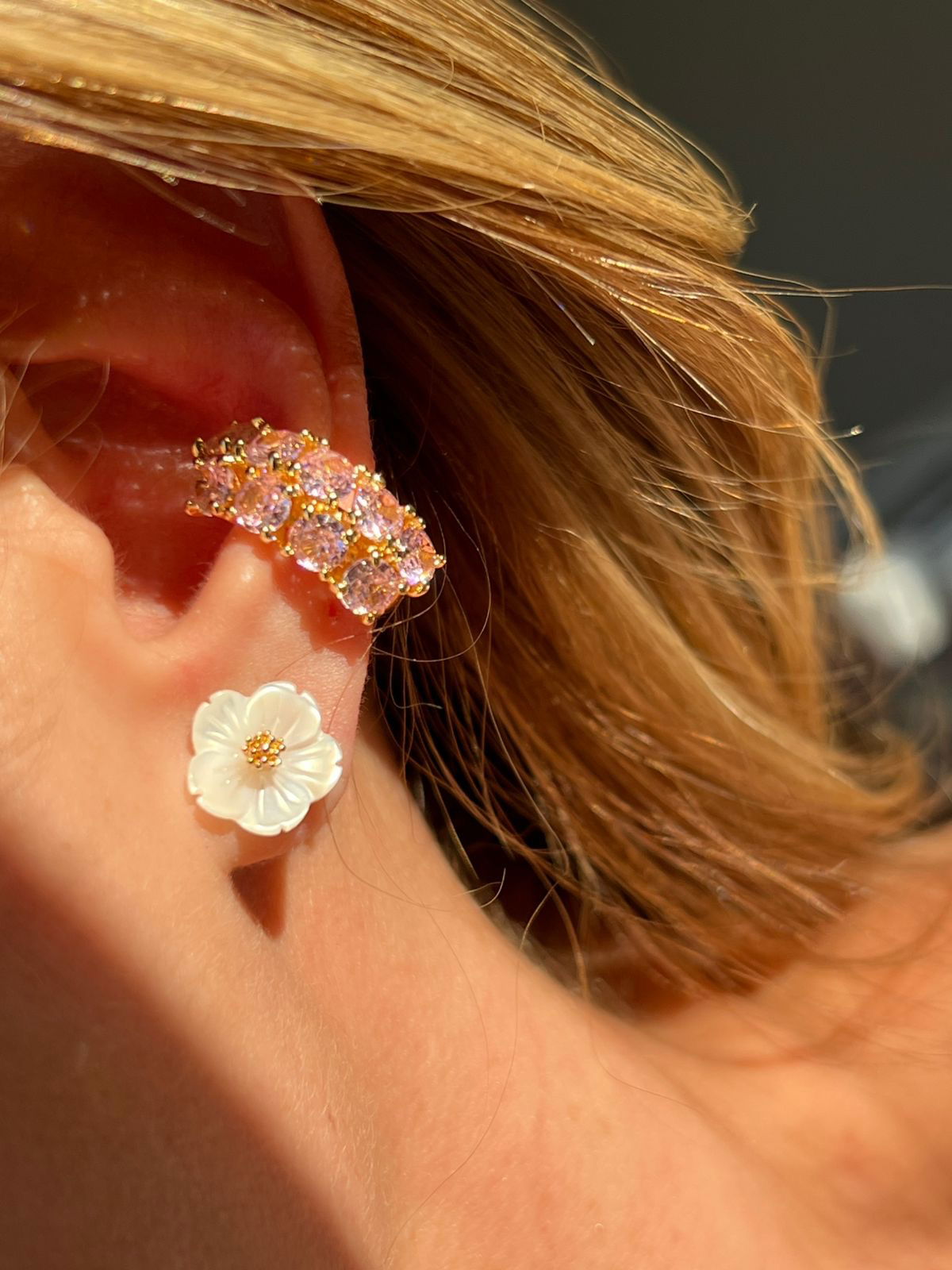 Brinco Flor Madrepérola em Banho de Ouro