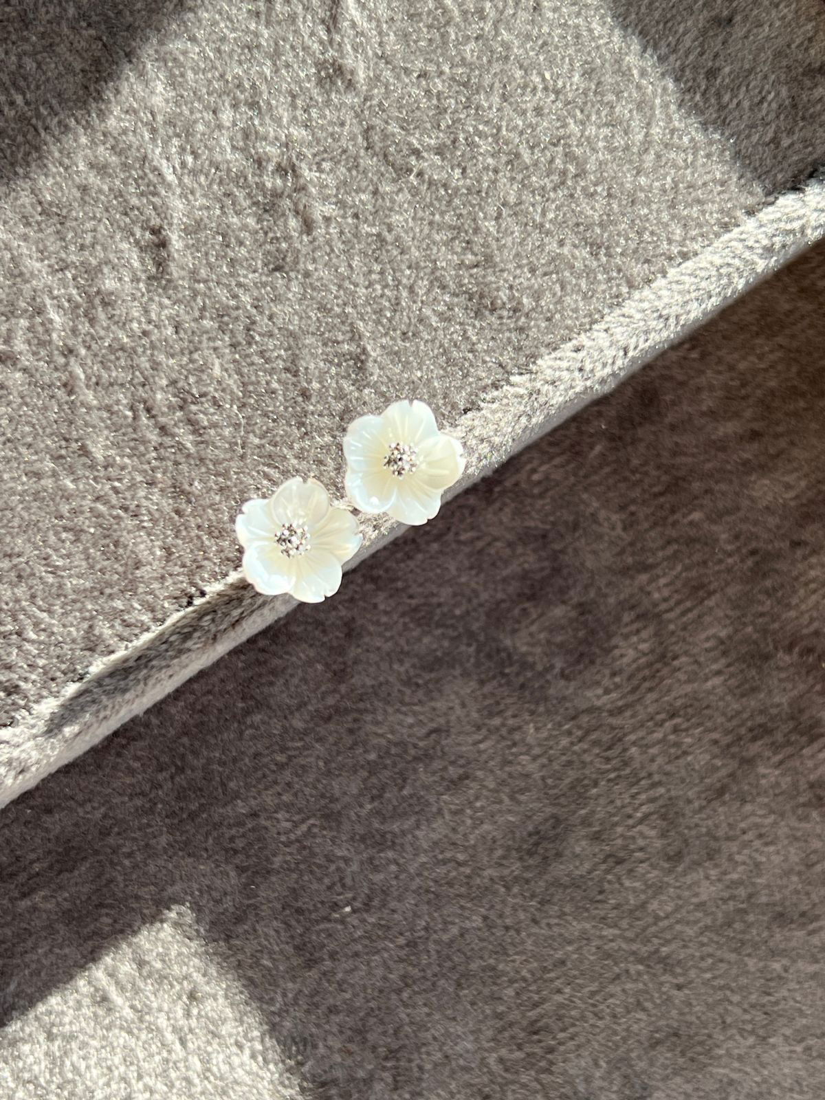 Brinco Flor Madrepérola em Banho de Ródio Branco