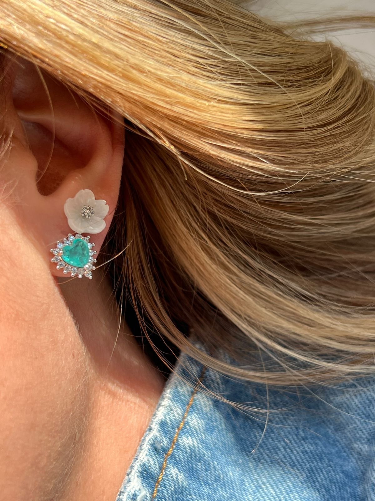 Brinco Flor Madrepérola em Banho de Ródio Branco