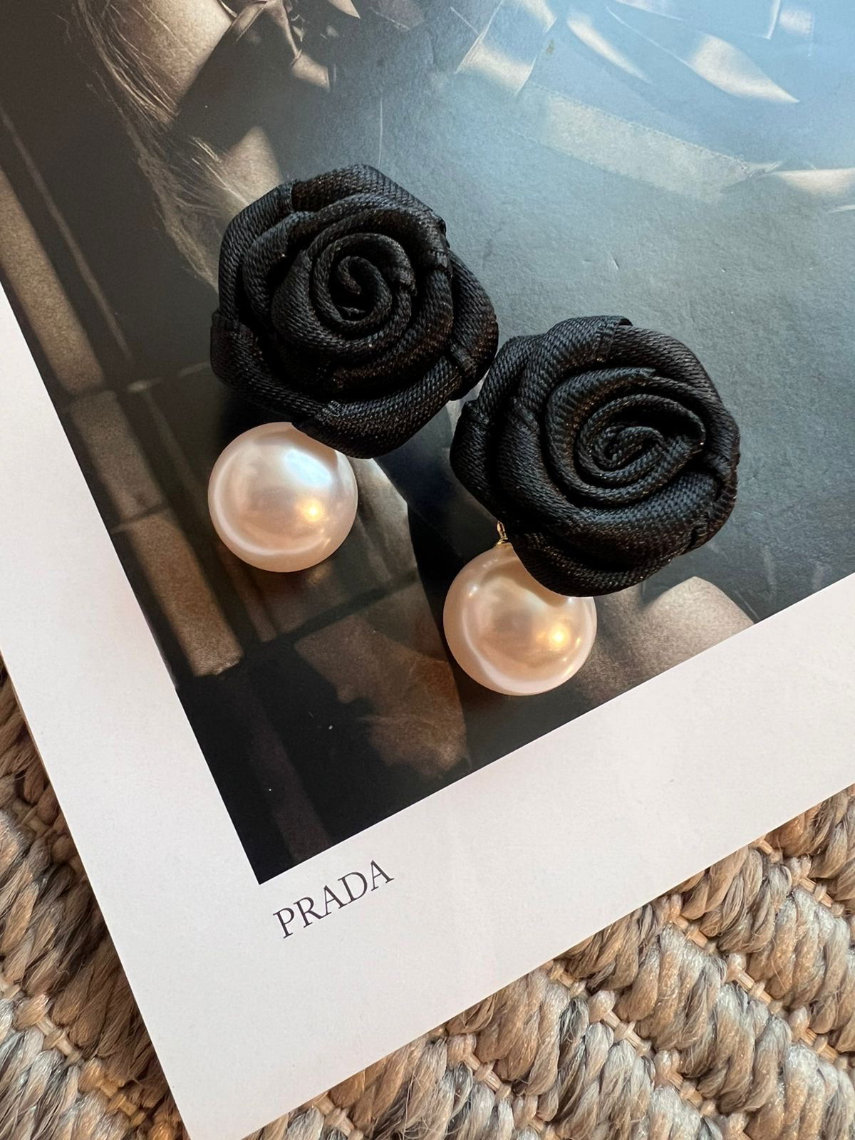 Brinco Flor Cetim com Pérola em Banho de Ouro