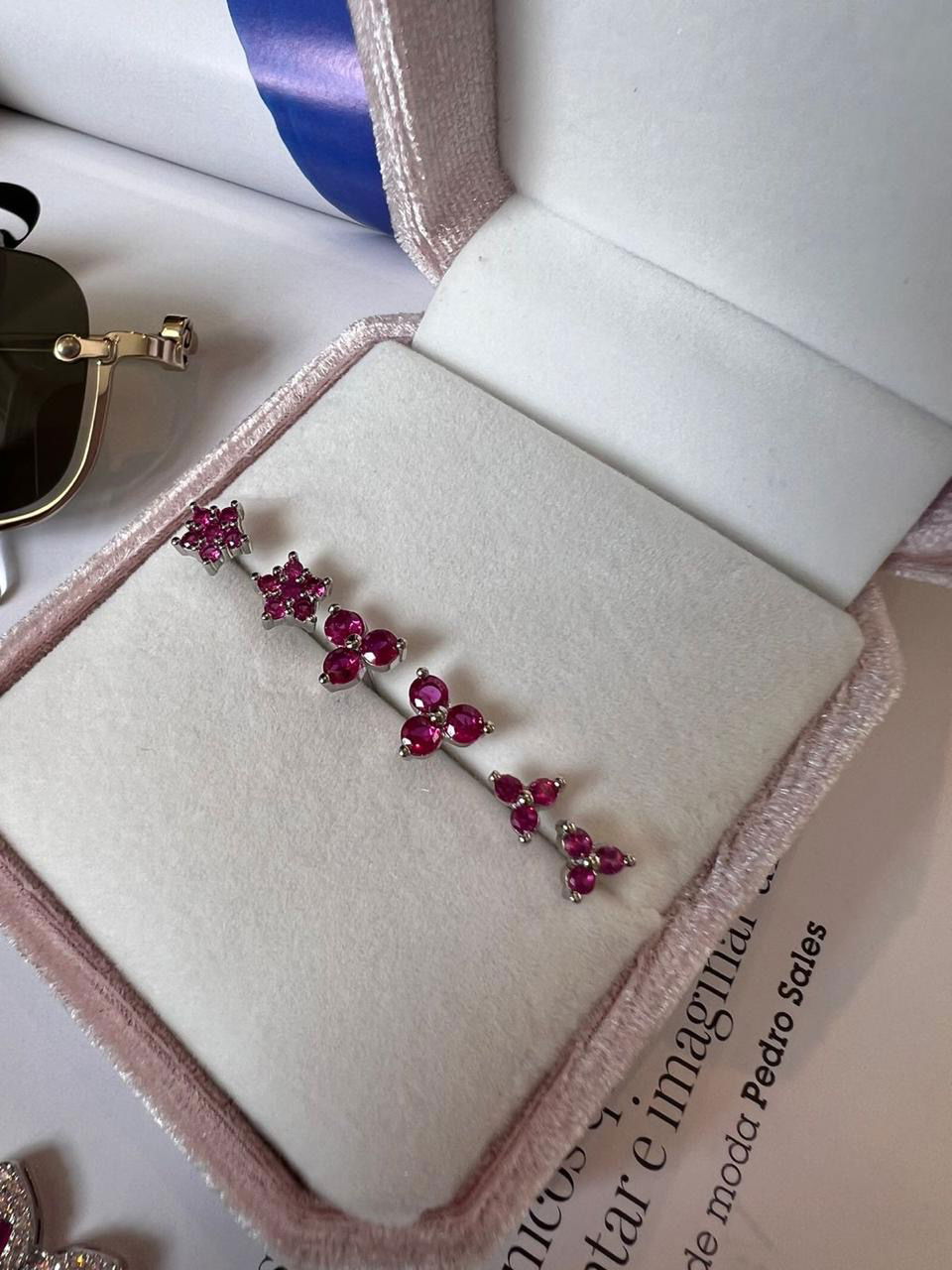 Brinco Flor Zircônia Pink em Banho de Ródio Branco