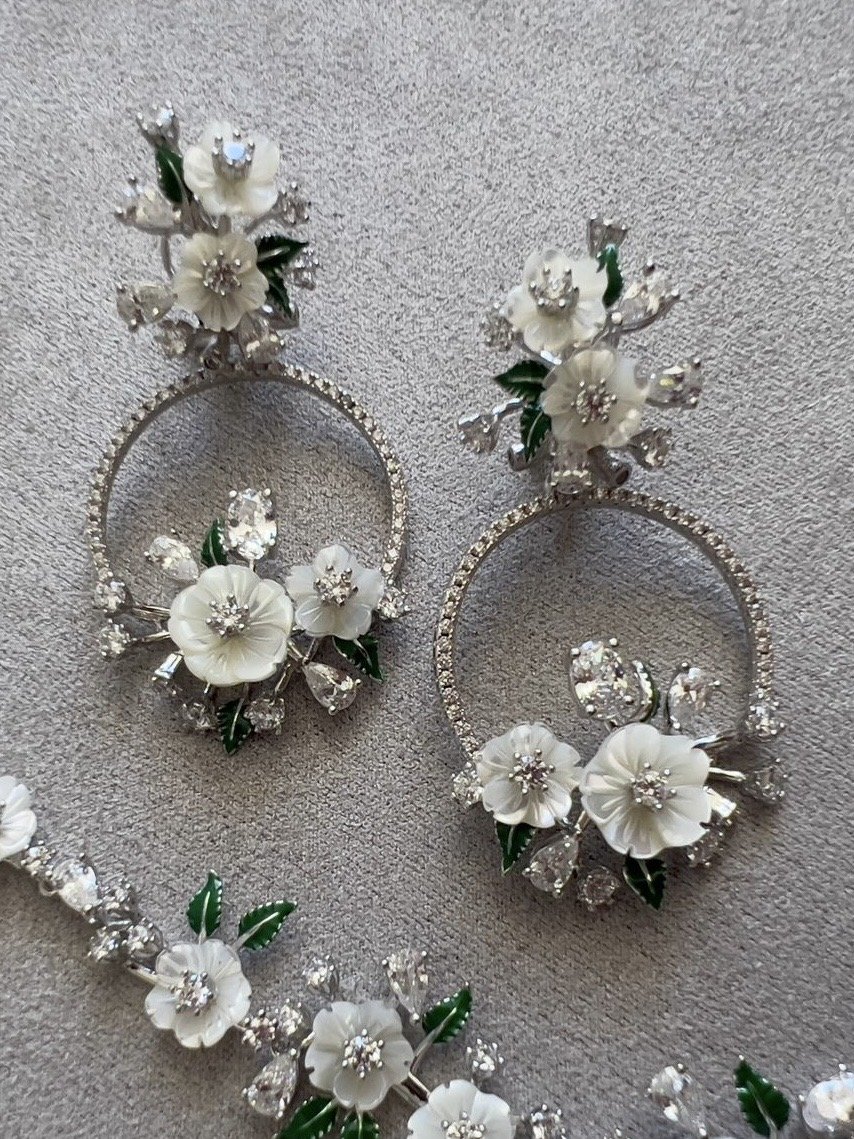 Brinco Florescer com Zircônia Cristal com Madrepérola em Banho de Ródio Branco