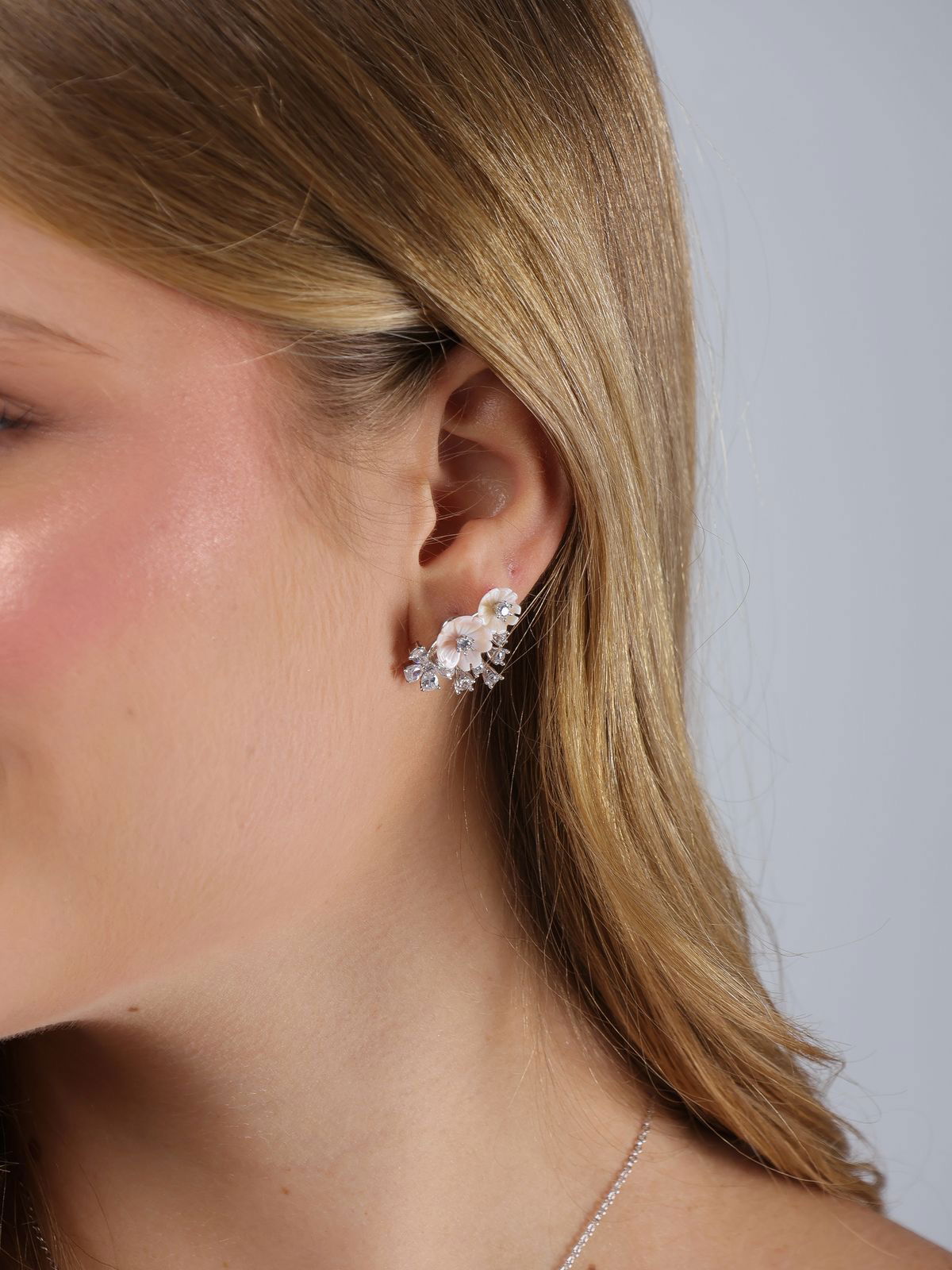 Brinco Florescer com Zircônia Cristal com Madrepérola Rose em Banho de Ródio Branco