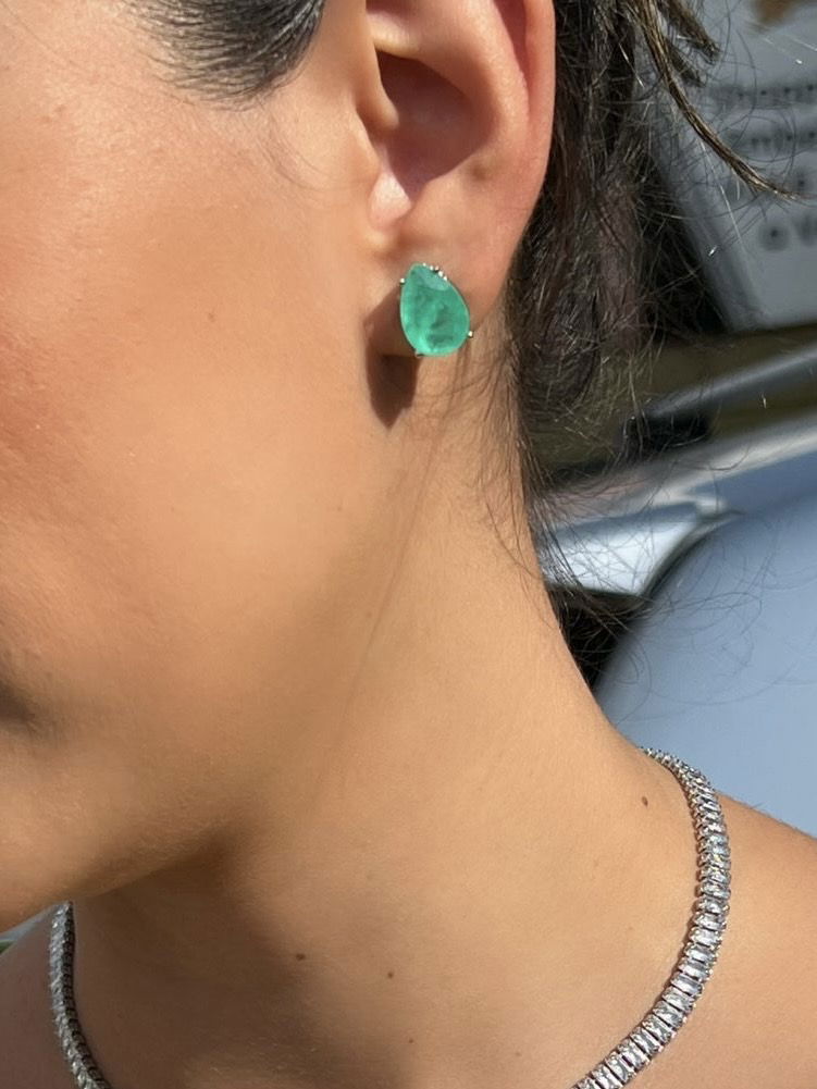 Brinco Gota ( M ) Fusion Esmeralda Colombiana em Banho de Ródio Branco