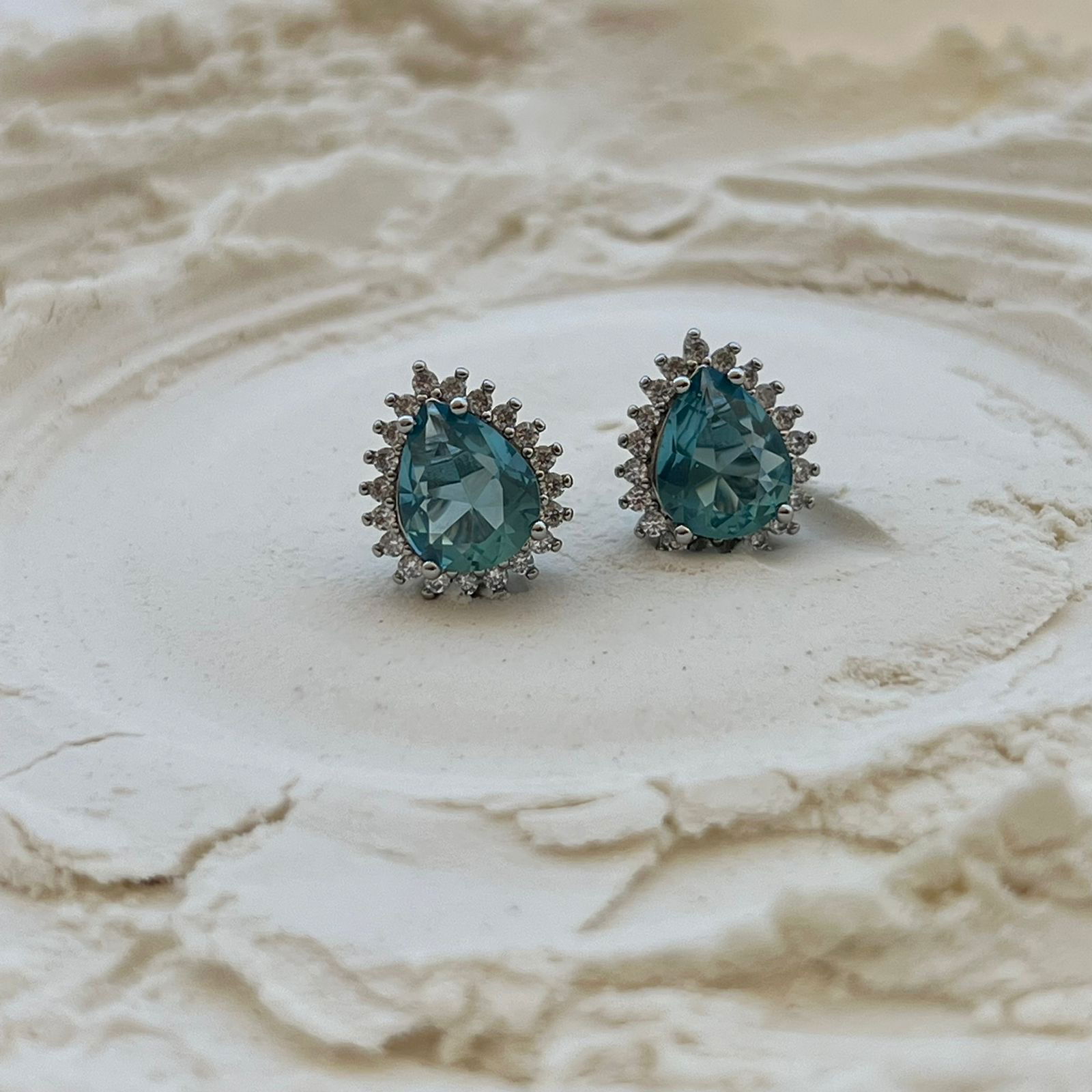 Brinco Gota com Zircônia Cristal e Azul em Banho de Ródio Branco