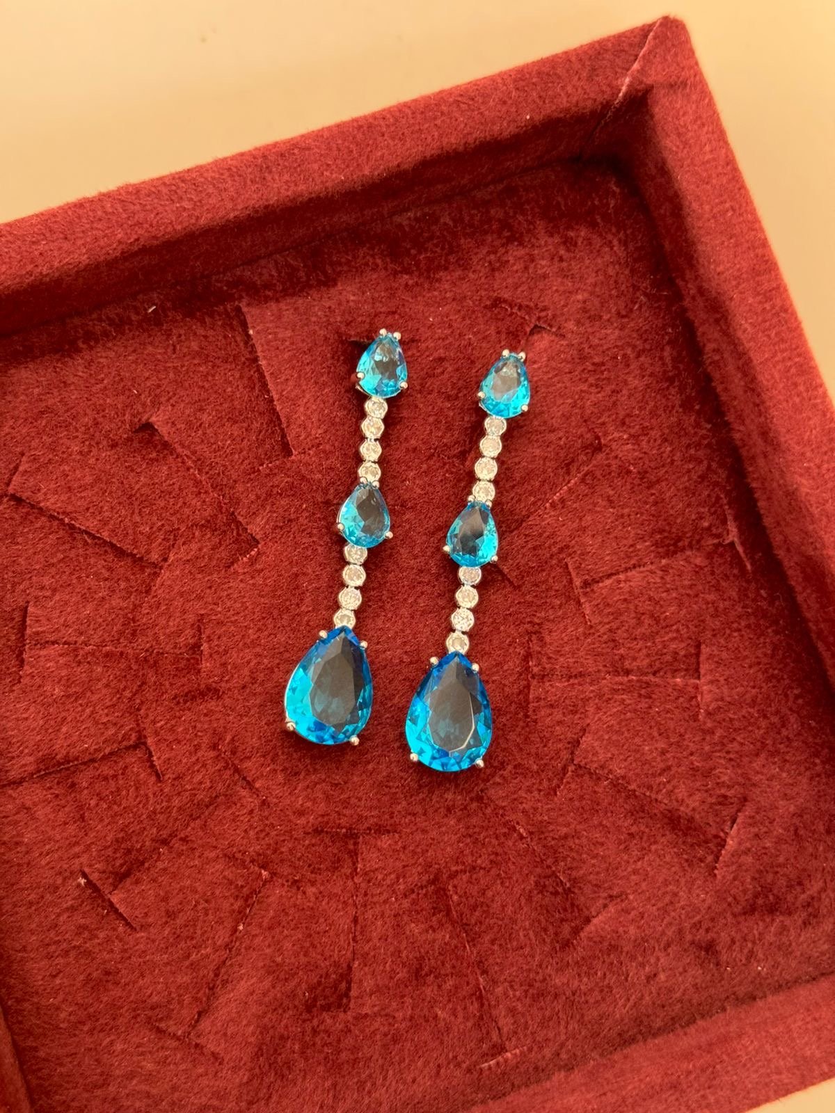 Brinco Gota com Zircônia Cristal e Azul em Banho de Ródio Branco