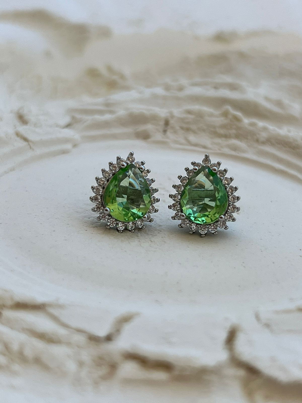 Brinco Gota com Zircônia Cristal e Berilo em Banho de Ródio Branco