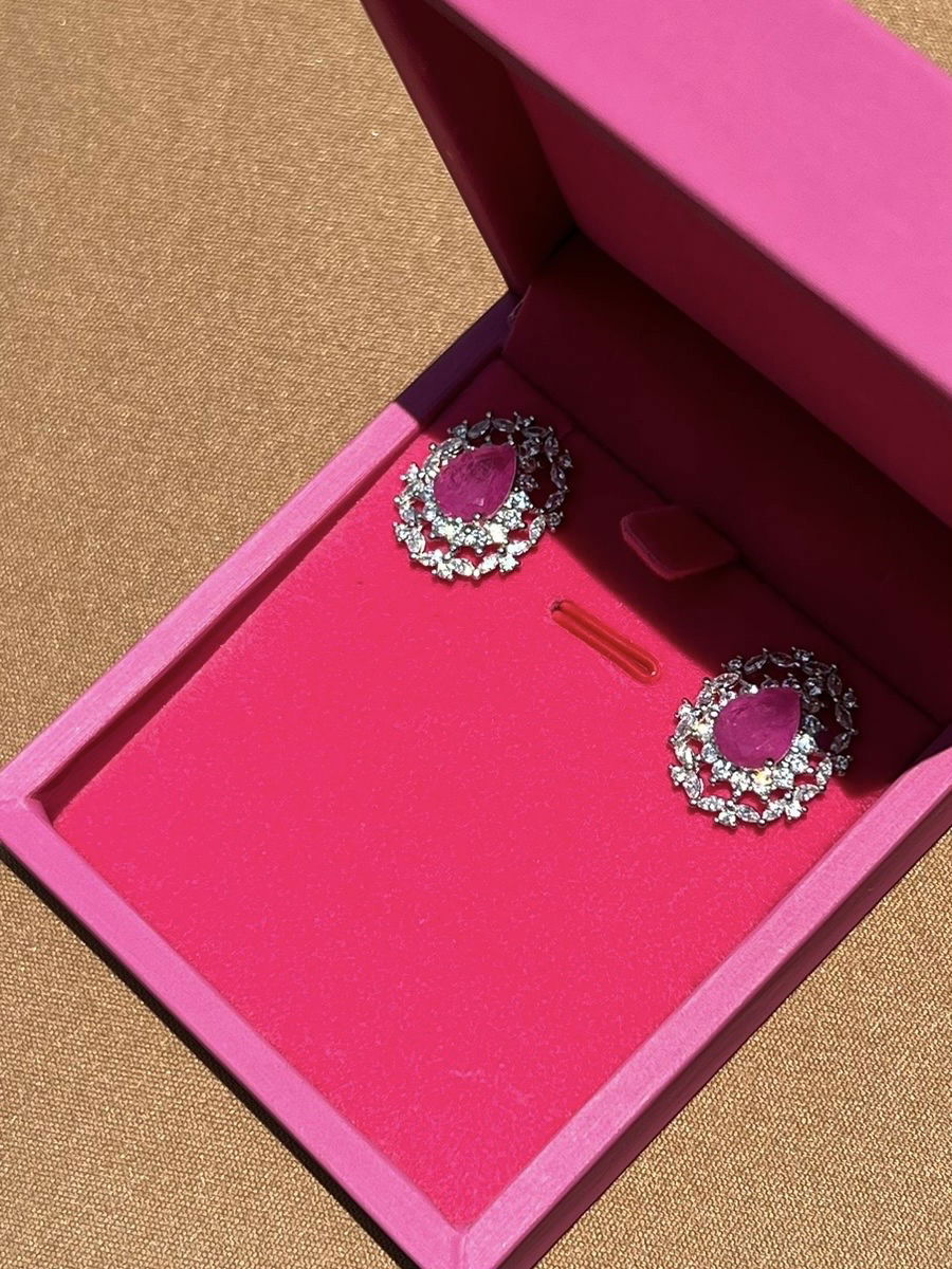 Brinco Gota com Zircônia Cristal e Fusion Fuscia em Banho de Ródio Branco