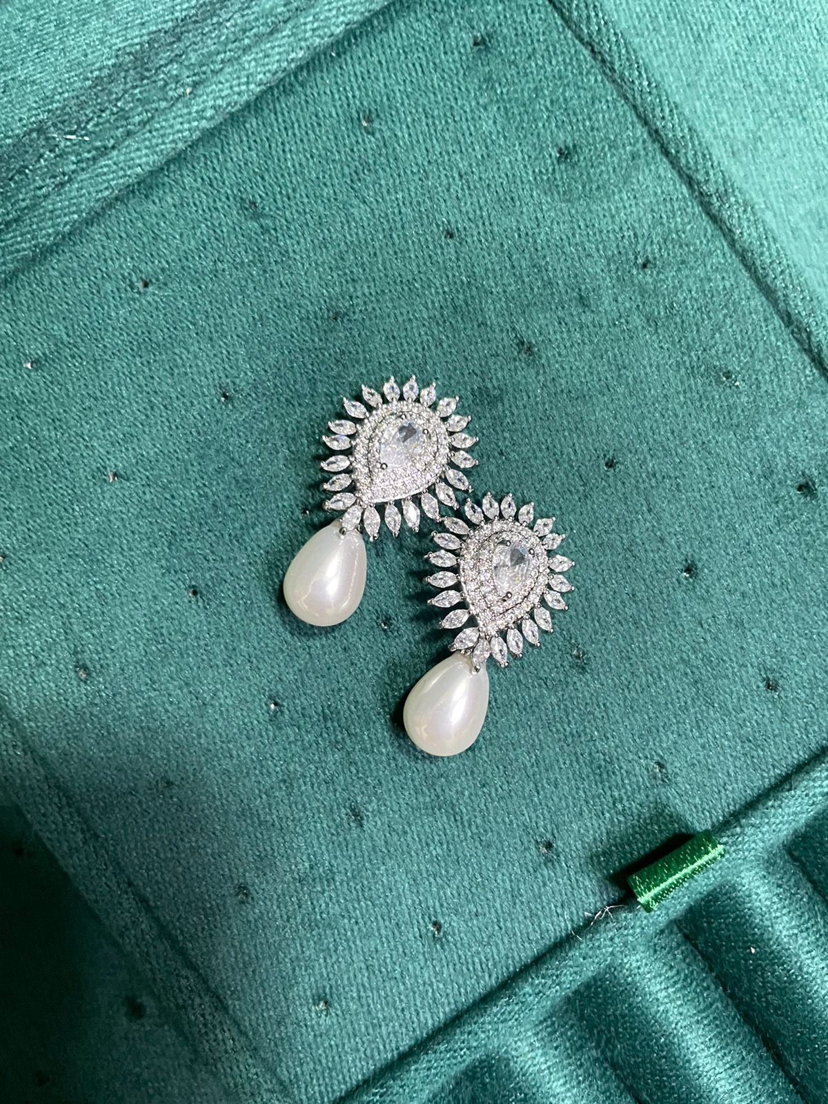 Brinco Gota com Zircônia Cristal e Pérola Shell em Banho de Ródio Branco