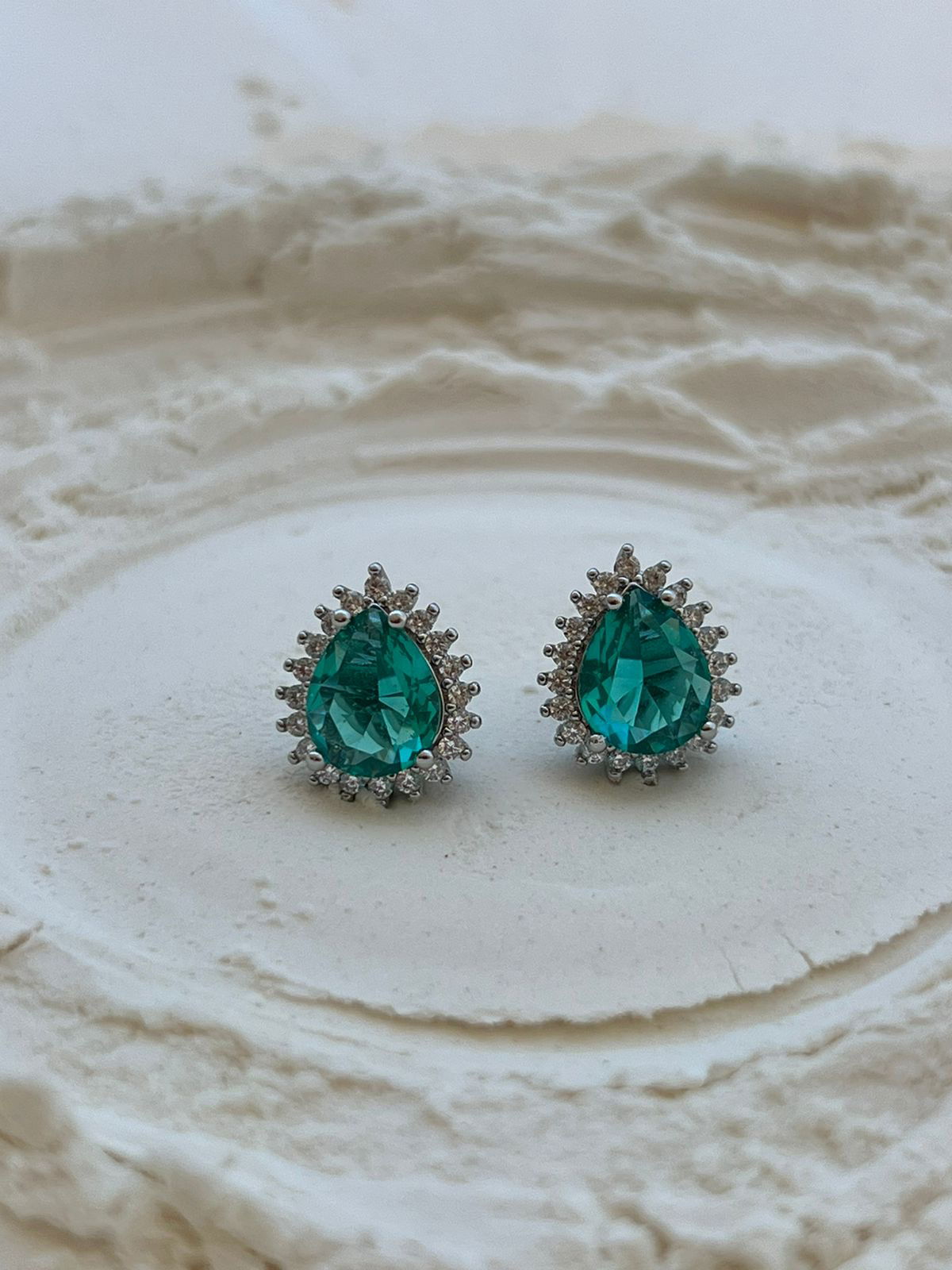 Brinco Gota com Zircônia Cristal e Turmalina em Banho de Ródio Branco