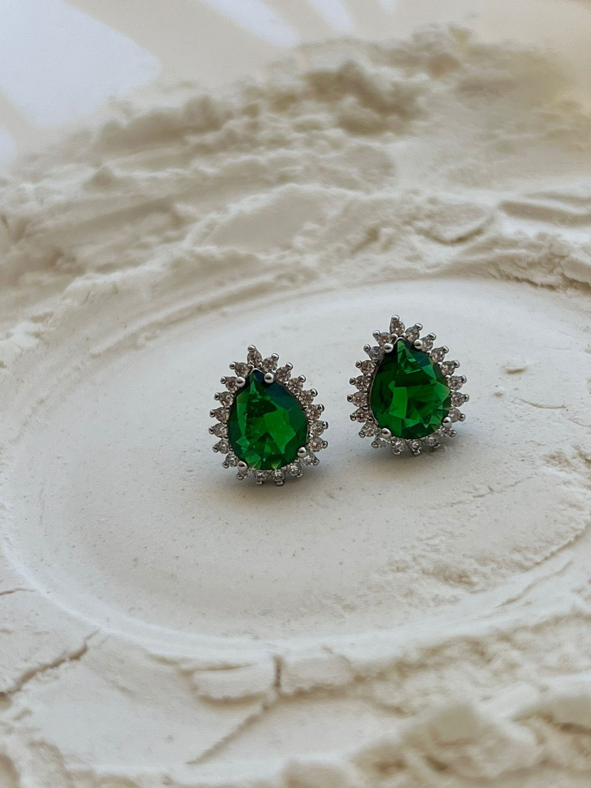 Brinco Gota com Zircônia Cristal e Verde Esmeralda em Banho de Ródio Branco