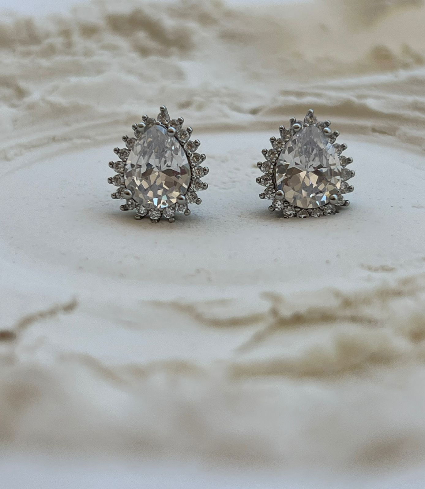 Brinco Gota com Zircônia Cristal em Banho de Ródio Branco