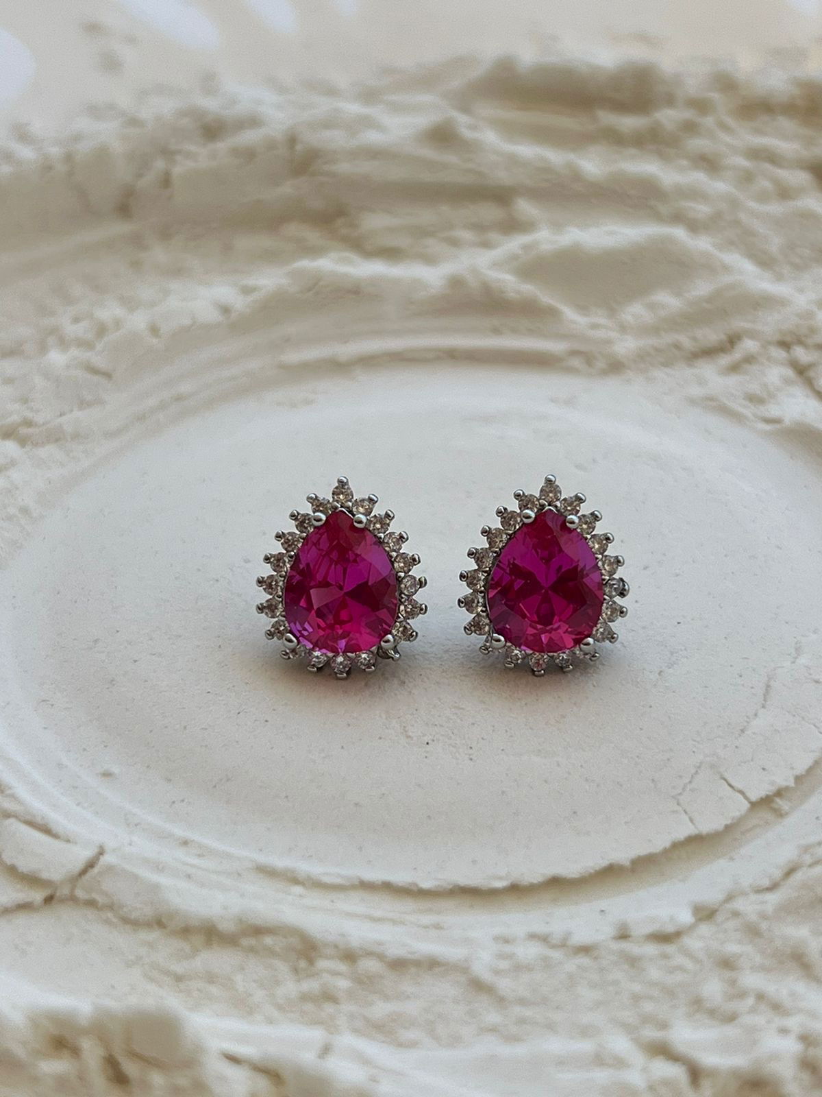 Brinco Gota com Zircônia Cristal Espinélio Rosa em Banho de Ródio Branco