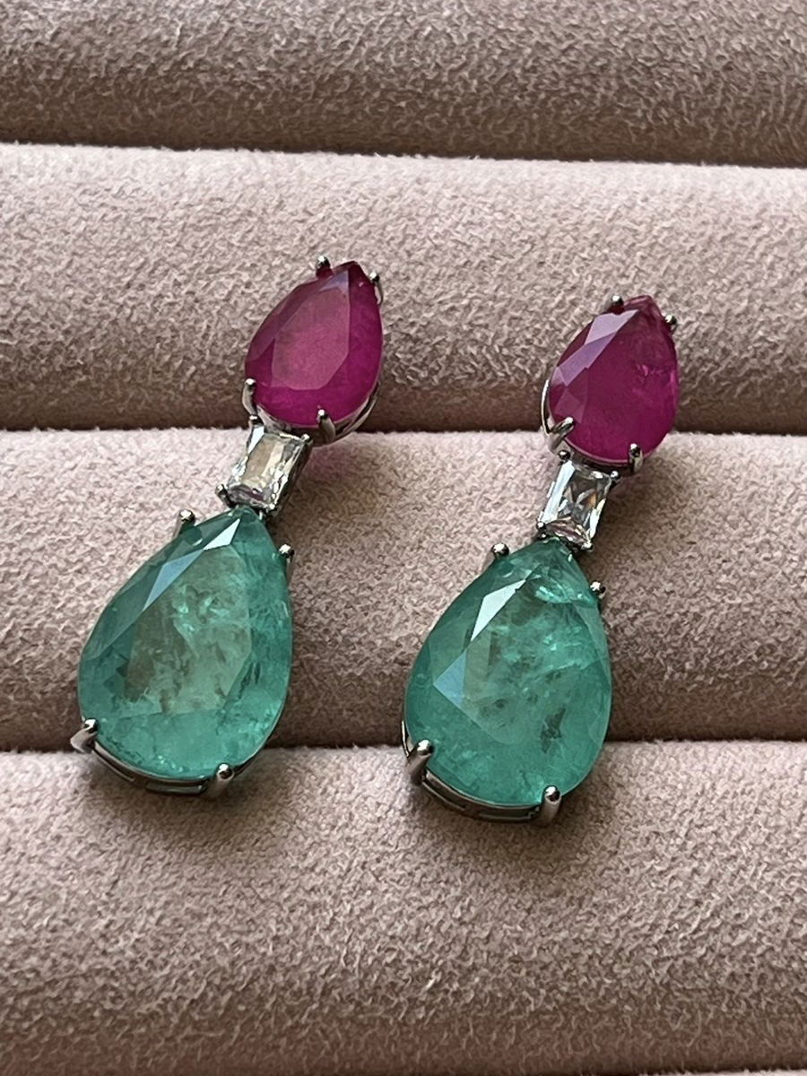 Brinco Gota Fusion Verde Claro e Fúcsia em Banho de Ródio Branco