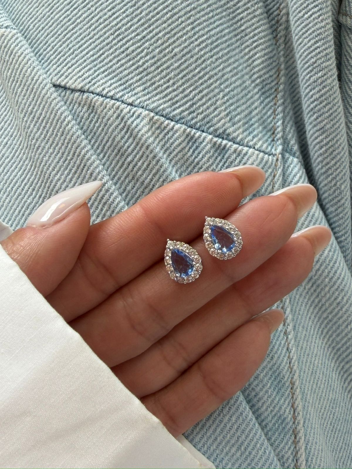 Brinco Gotinha com Zircônia Cristal e Azul em Banho de Ródio Branco
