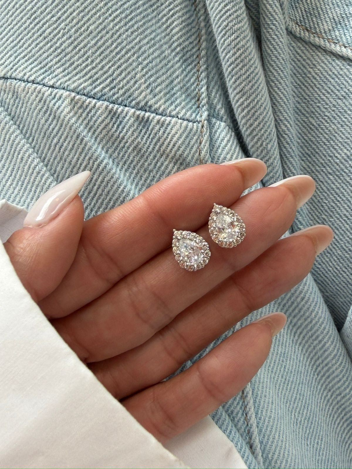 Brinco Gotinha com Zircônia Cristal em Banho de Ródio Branco