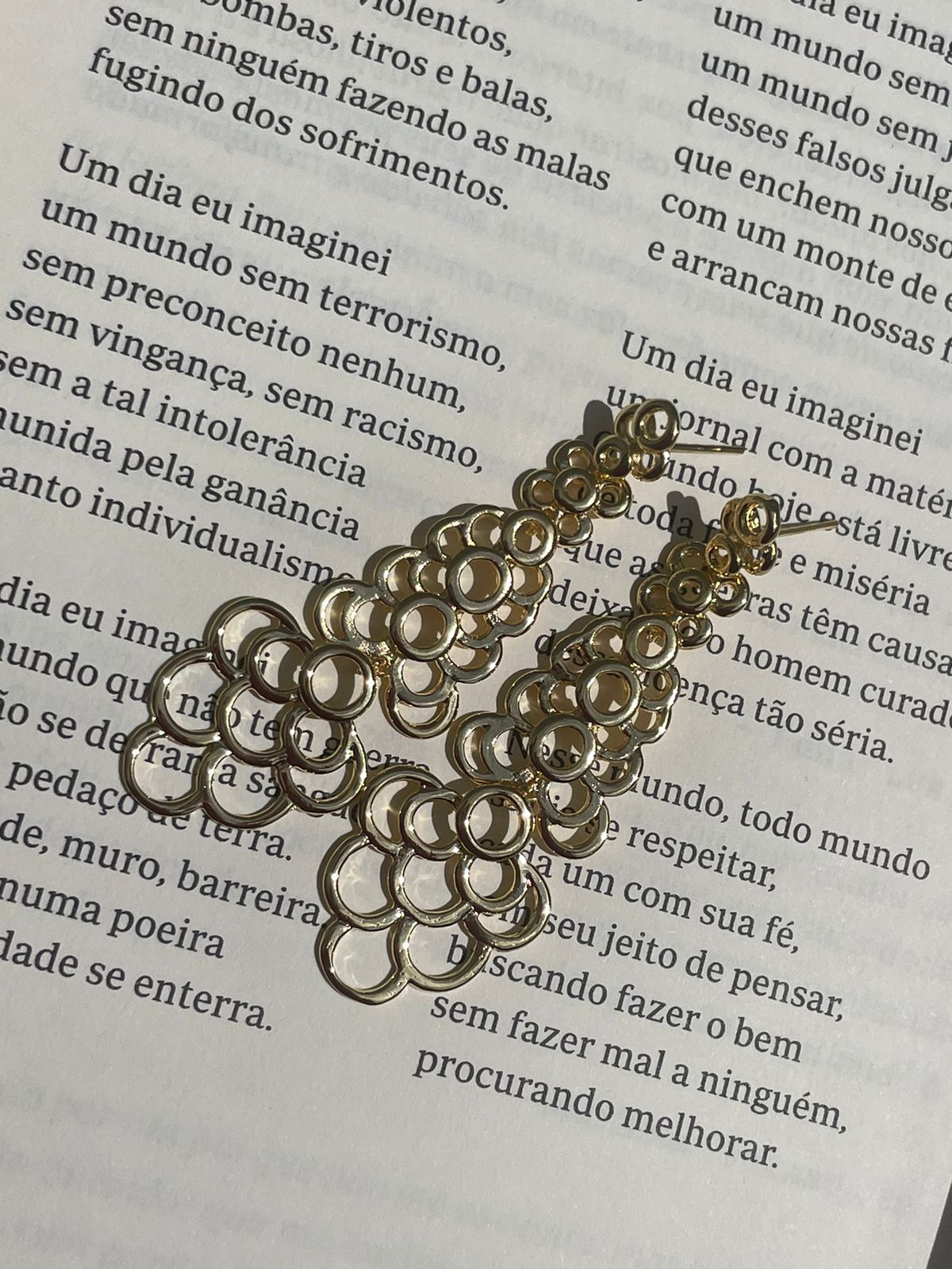 Brinco Inspired Detalhado em Banho de Ouro