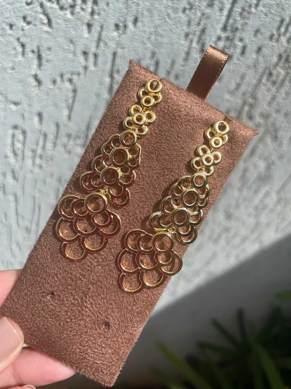 Brinco Inspired Detalhado em Banho de Ouro