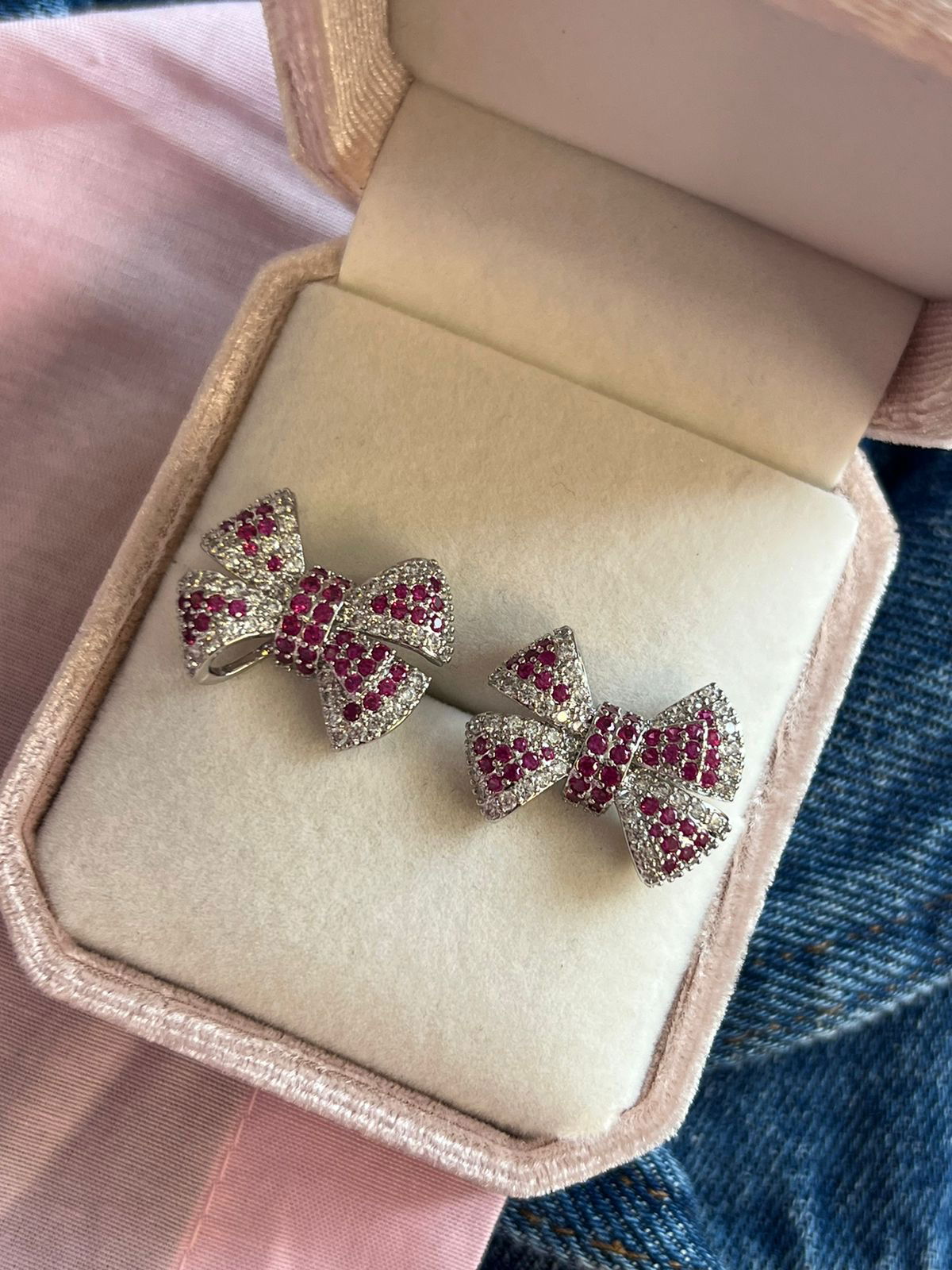 Brinco Laço com Zircônia Cristal e Pink em Banho de Ródio Branco