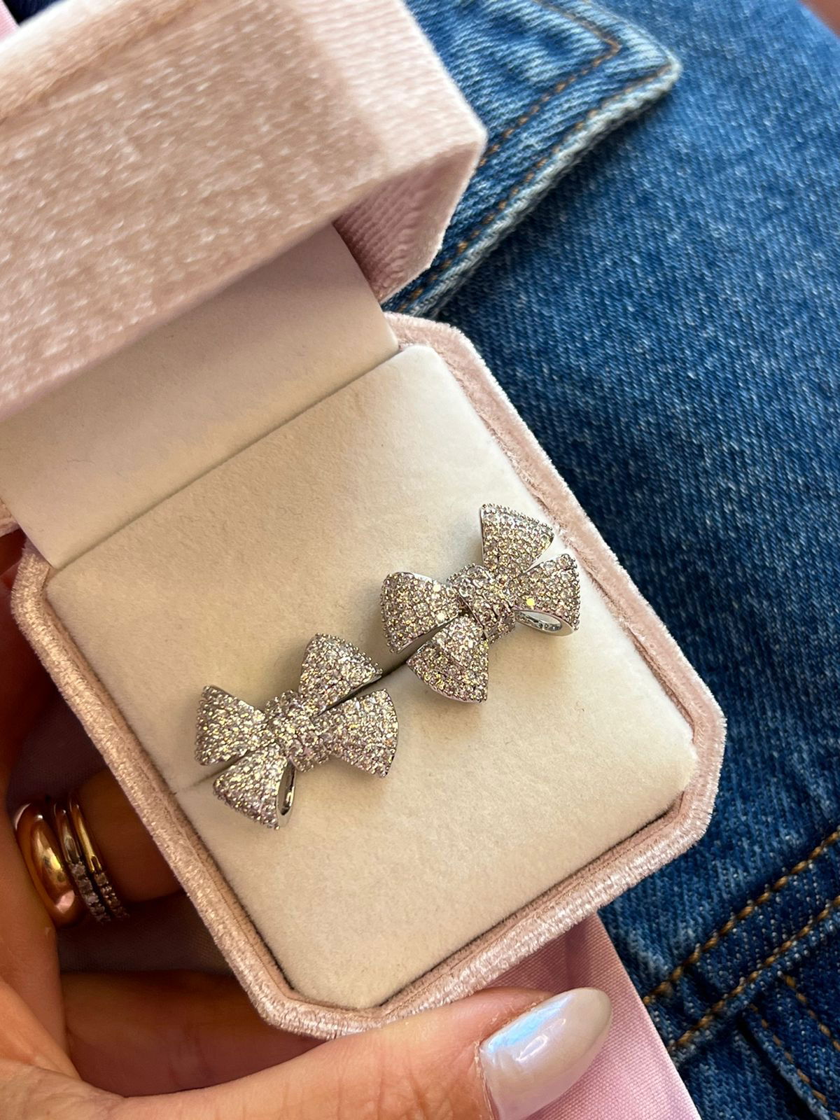 Brinco Laço com Zircônia Cristal em Banho de Ródio Branco