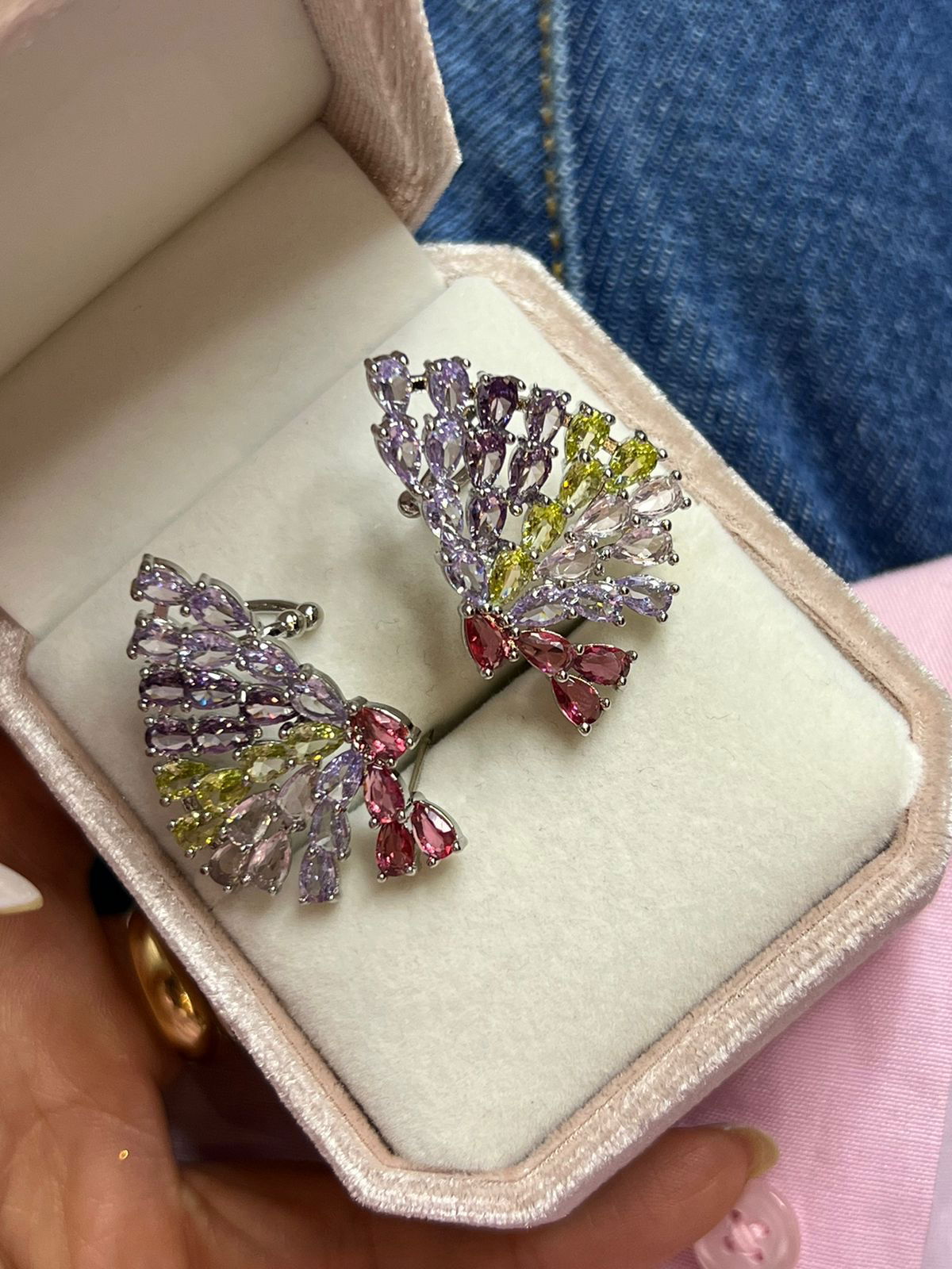 Brinco Ear Cuff Leque com Zircônia Colorida em Banho de Ródio Branco