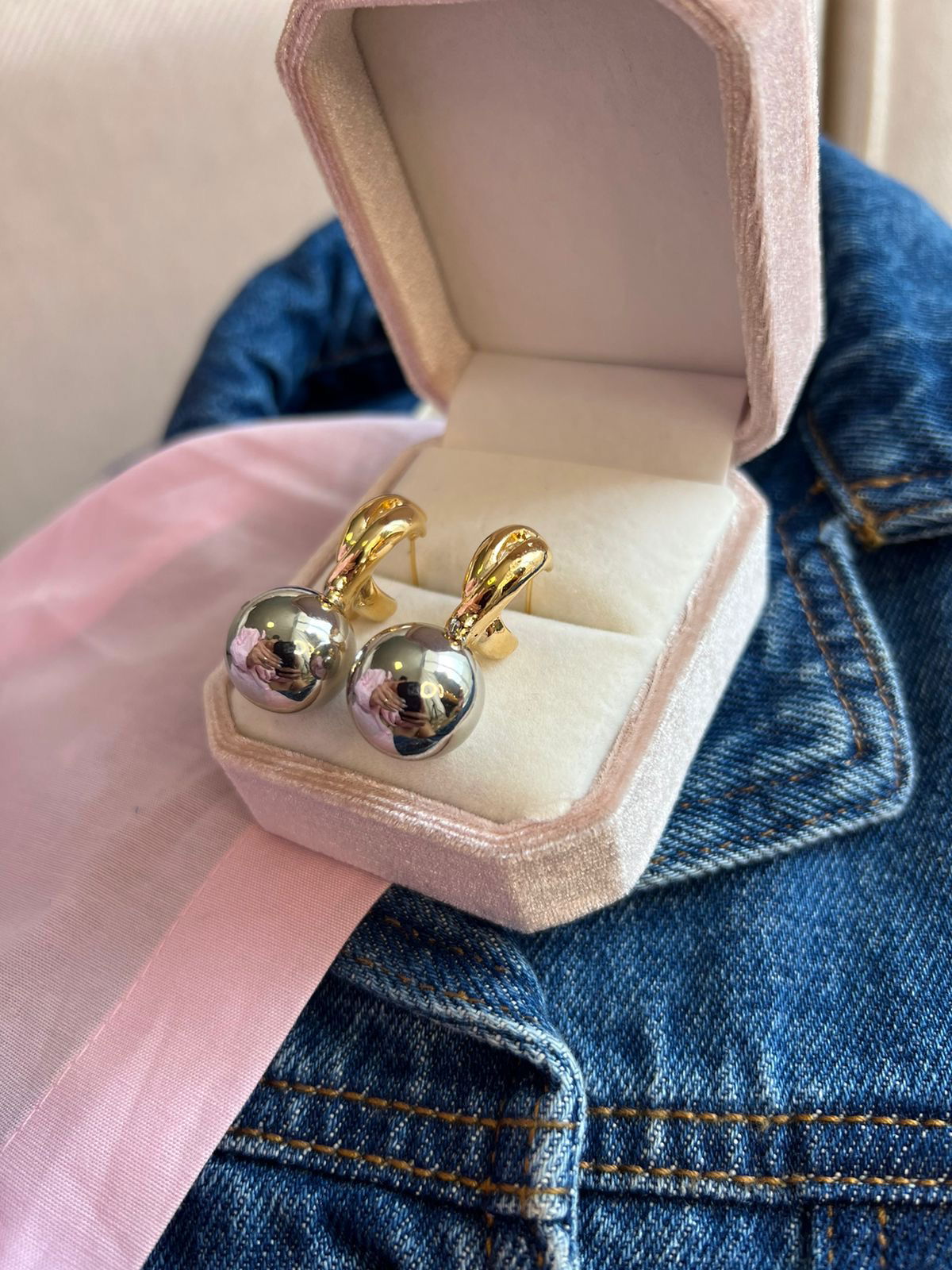 Brinco Liso com Esfera Duo de Banho Ródio Branco + Ouro