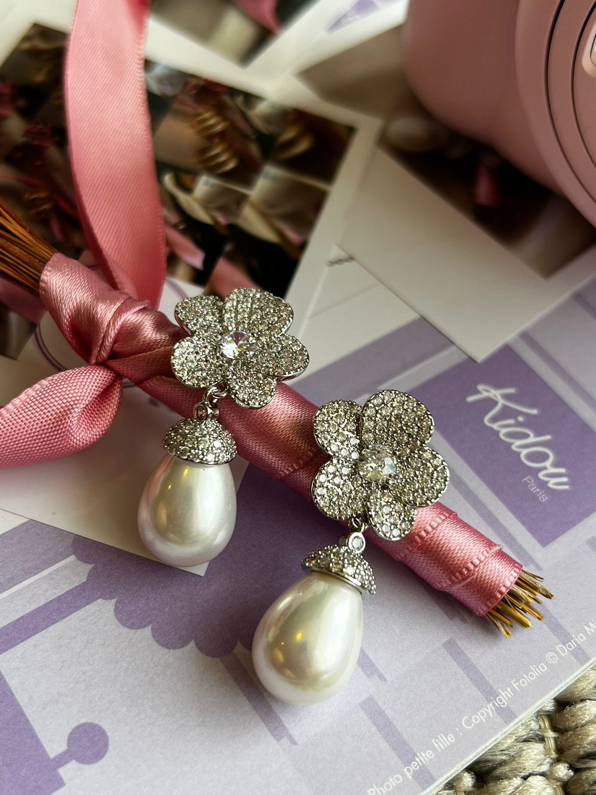 Brinco Margarina com Zircônia Cristal e Pérola Shell em Banho de Ródio Branco