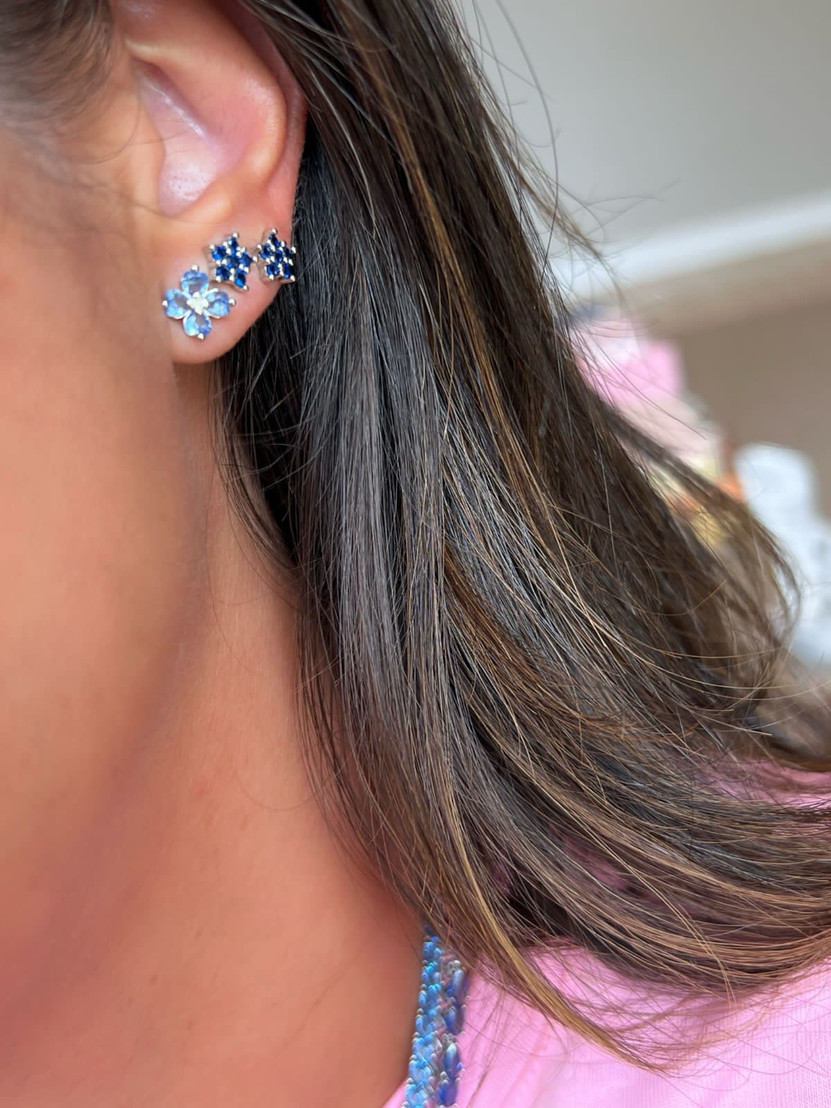 Brinco Mini Flor com Zircônia Azul Safira em Banho de Ródio Branco