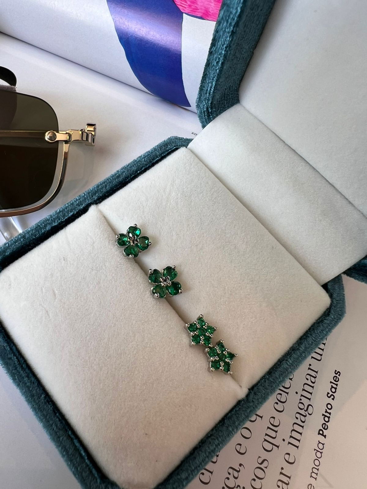 Brinco Mini Flor com Zircônia Verde Esmeralda em Banho de Ródio Branco