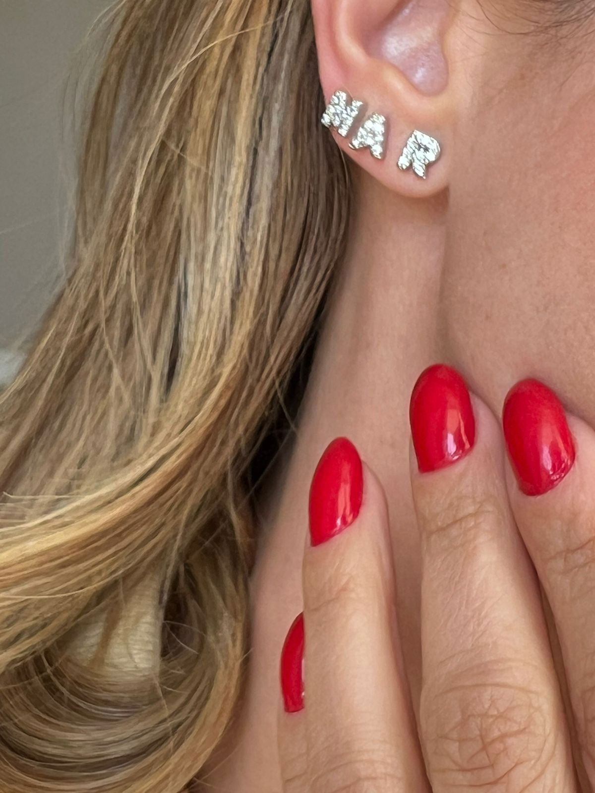 Brinco Mini Letra com Zircônia Cristal ( Vai o par ex: AA) em Banho de Ródio Branco