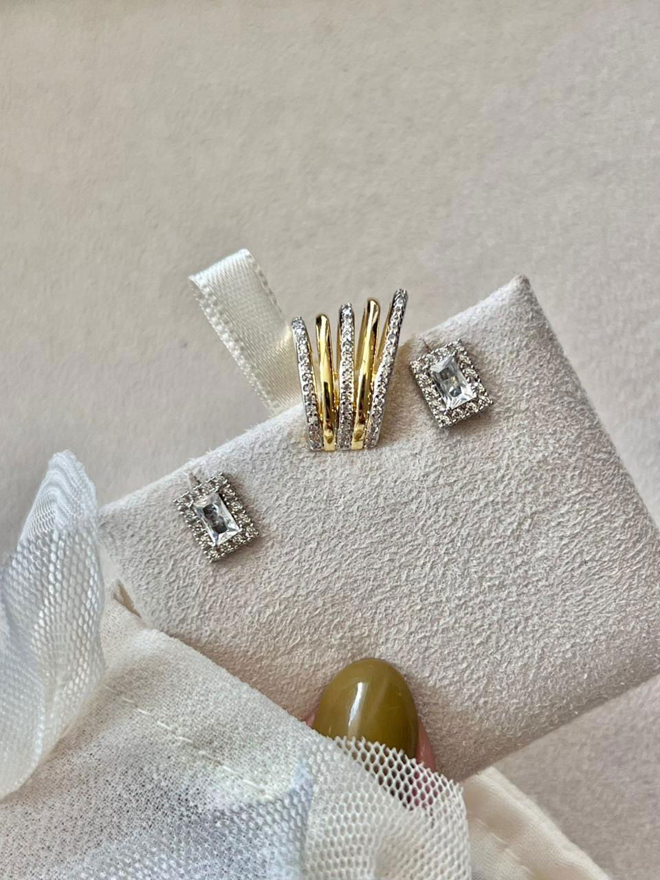 Brinco Mini Retângulo com Zircônia Cristal em Banho de Ródio Branco