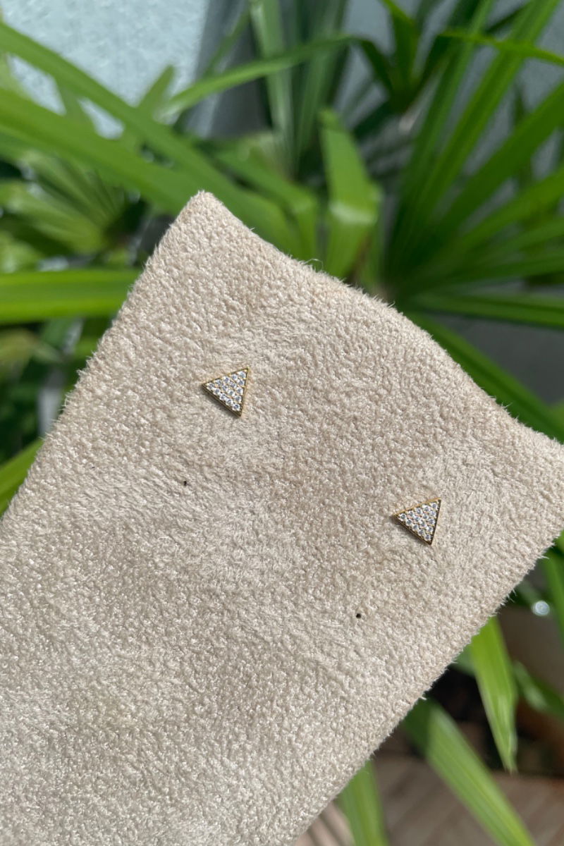 Brinco Mini Triângulo em Banho de Ouro